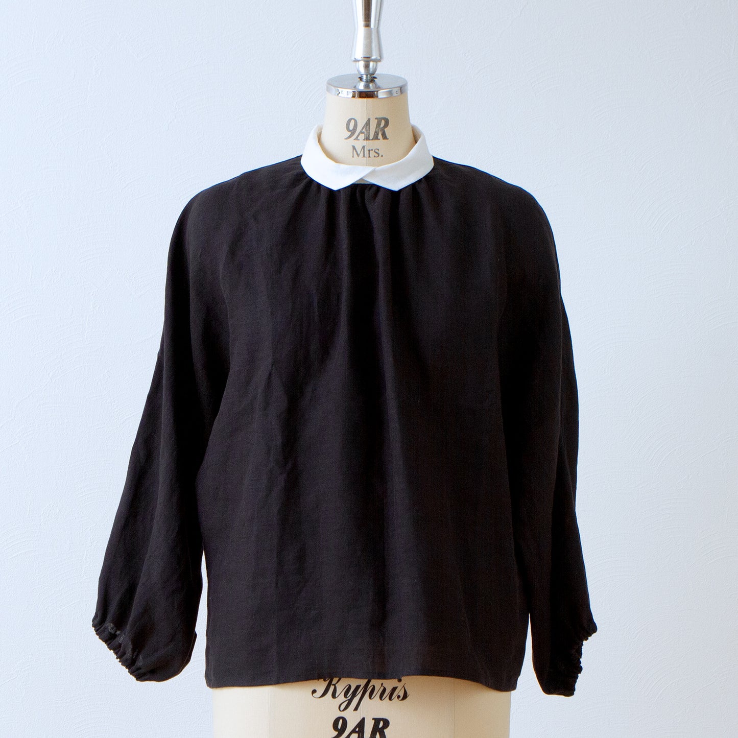 牧師領優雅可愛,適合成人穿著。後背扣,寬袖法式亞麻襯衫,七分袖/黑色牧師領