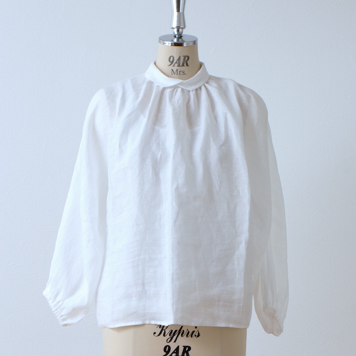 バックくるみ釦が大人かわいいボリューム袖フレンチリネンブラウス九分袖/ホワイト