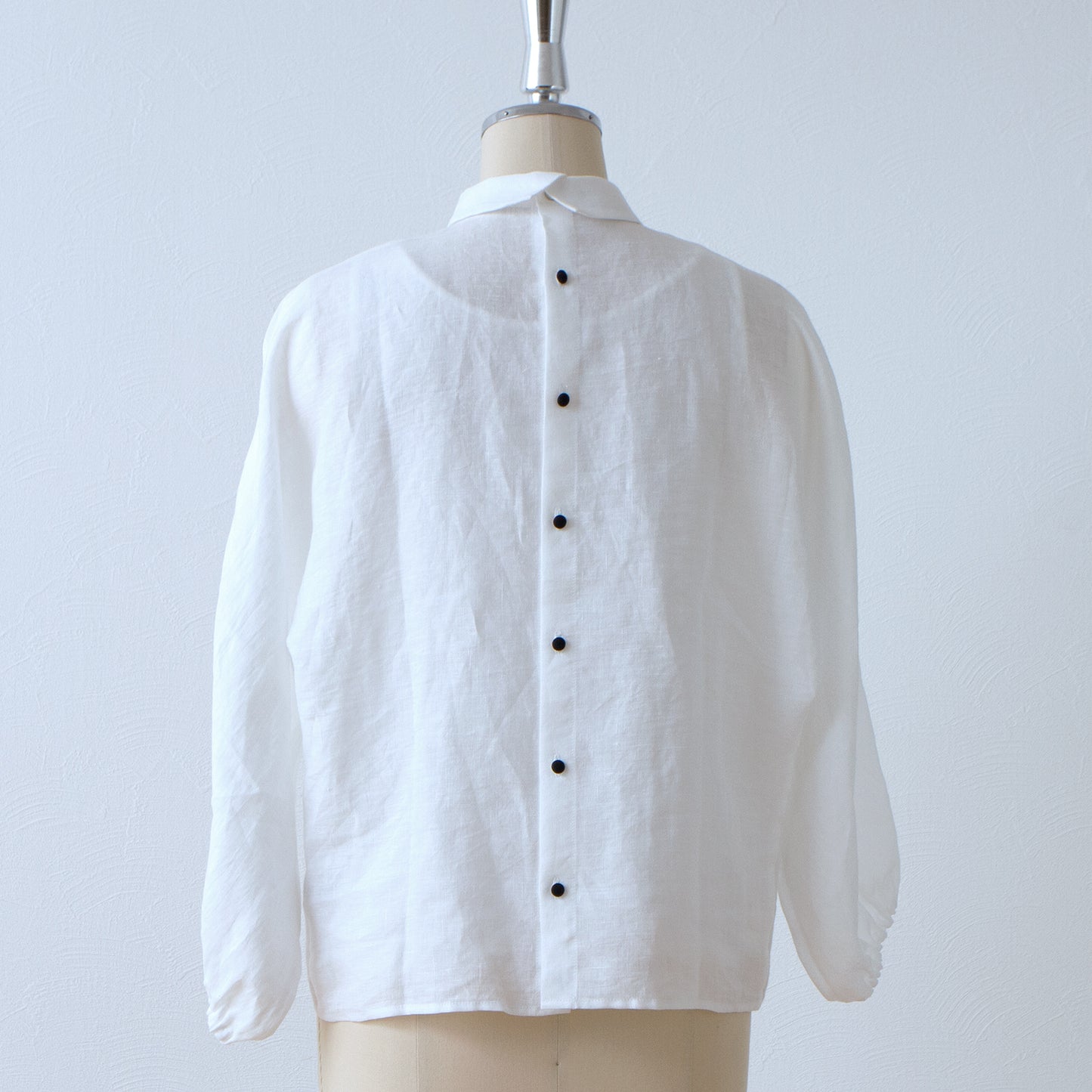 バックくるみ釦が大人かわいいボリューム袖フレンチリネンブラウス九分袖/ホワイト