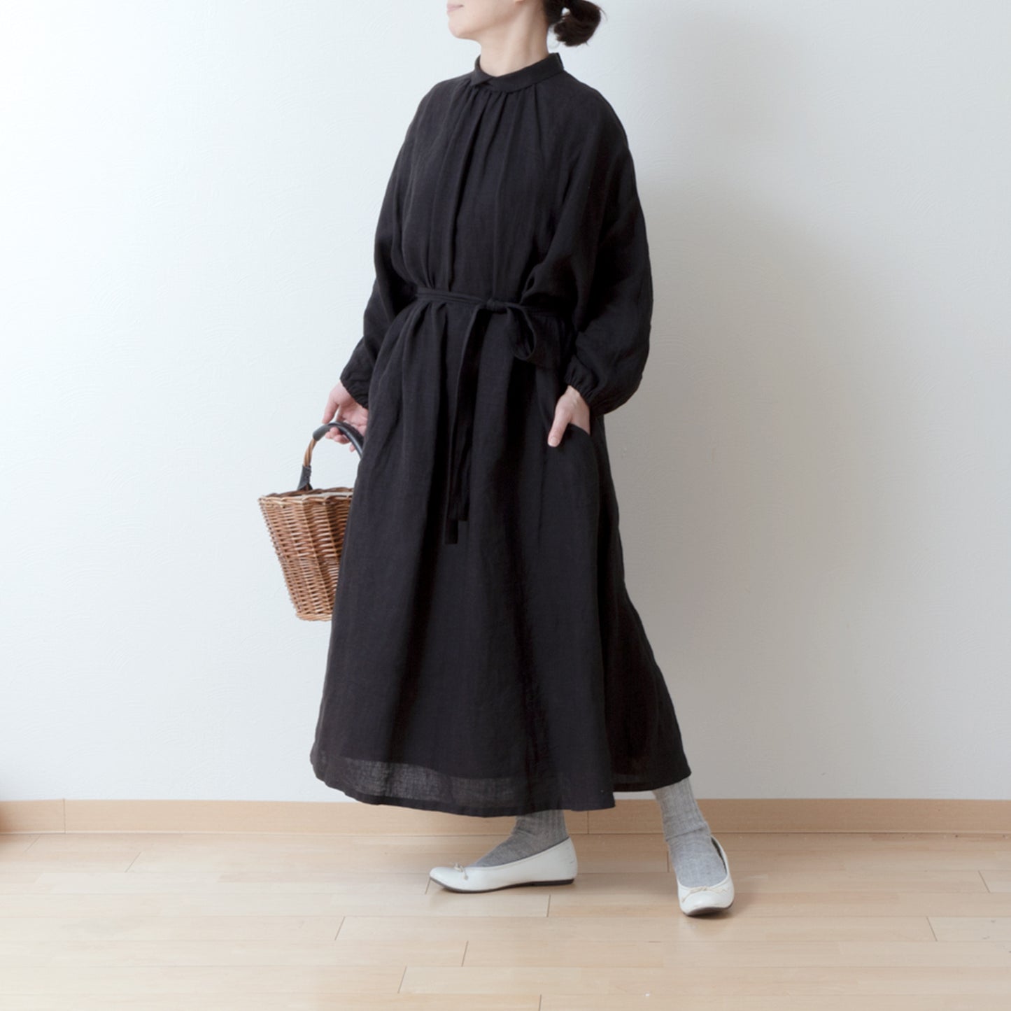 法國亞麻 A 字形連身裙,寬大的袖子和包住的後背紐扣,營造出成熟可愛的外觀 / 黑色