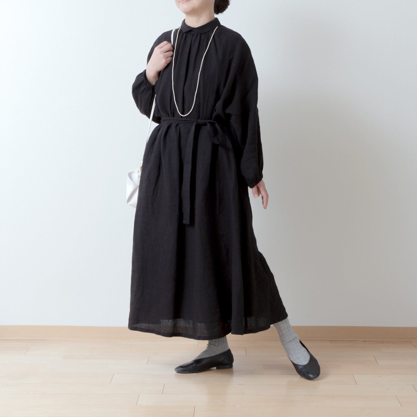 法國亞麻 A 字形連身裙,寬大的袖子和包住的後背紐扣,營造出成熟可愛的外觀 / 黑色
