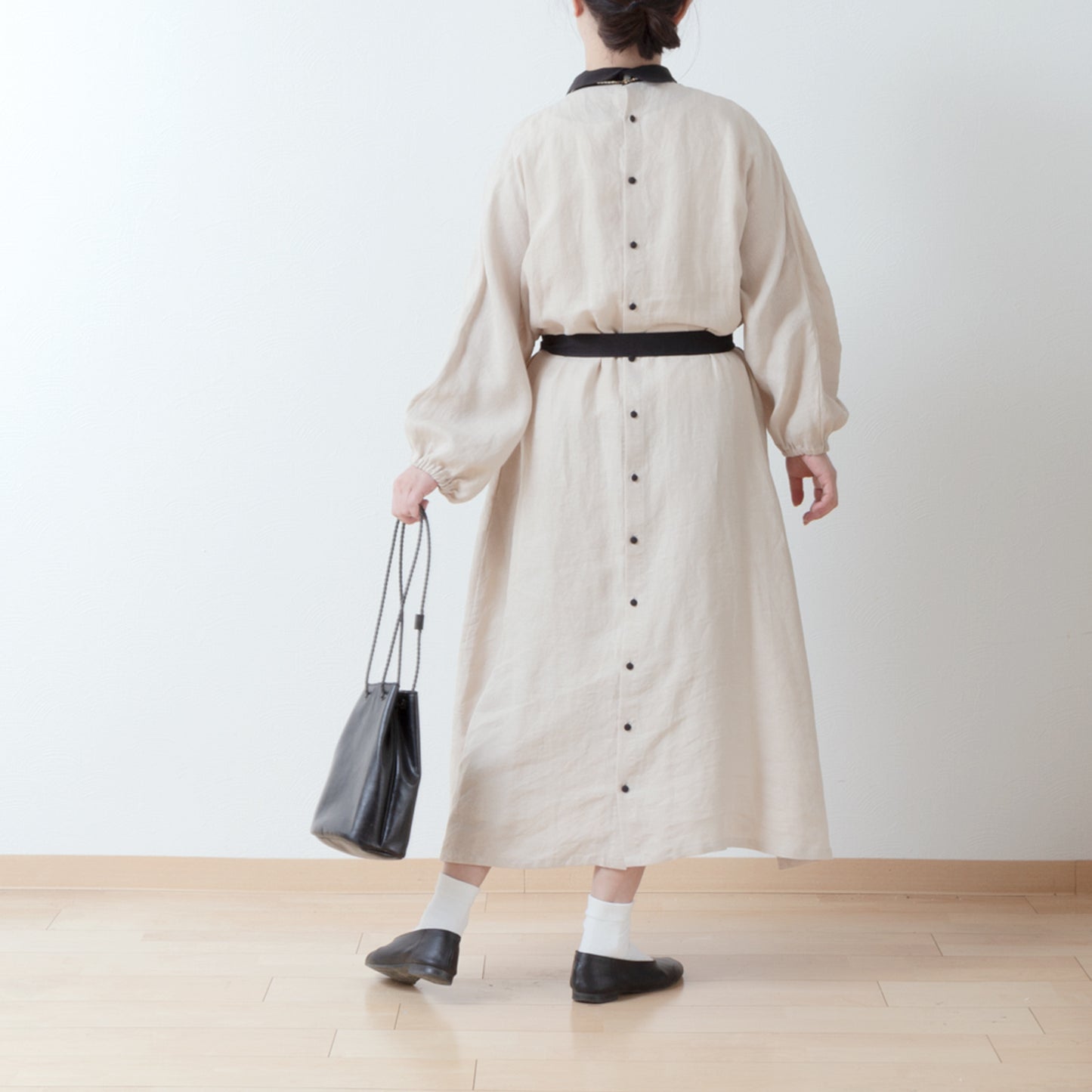 Cleric collar is elegant and cute for adults. Cleric collar is elegant and cute for adults. Back covered button volume sleeve French linen A-line dress / Beige Cleric
