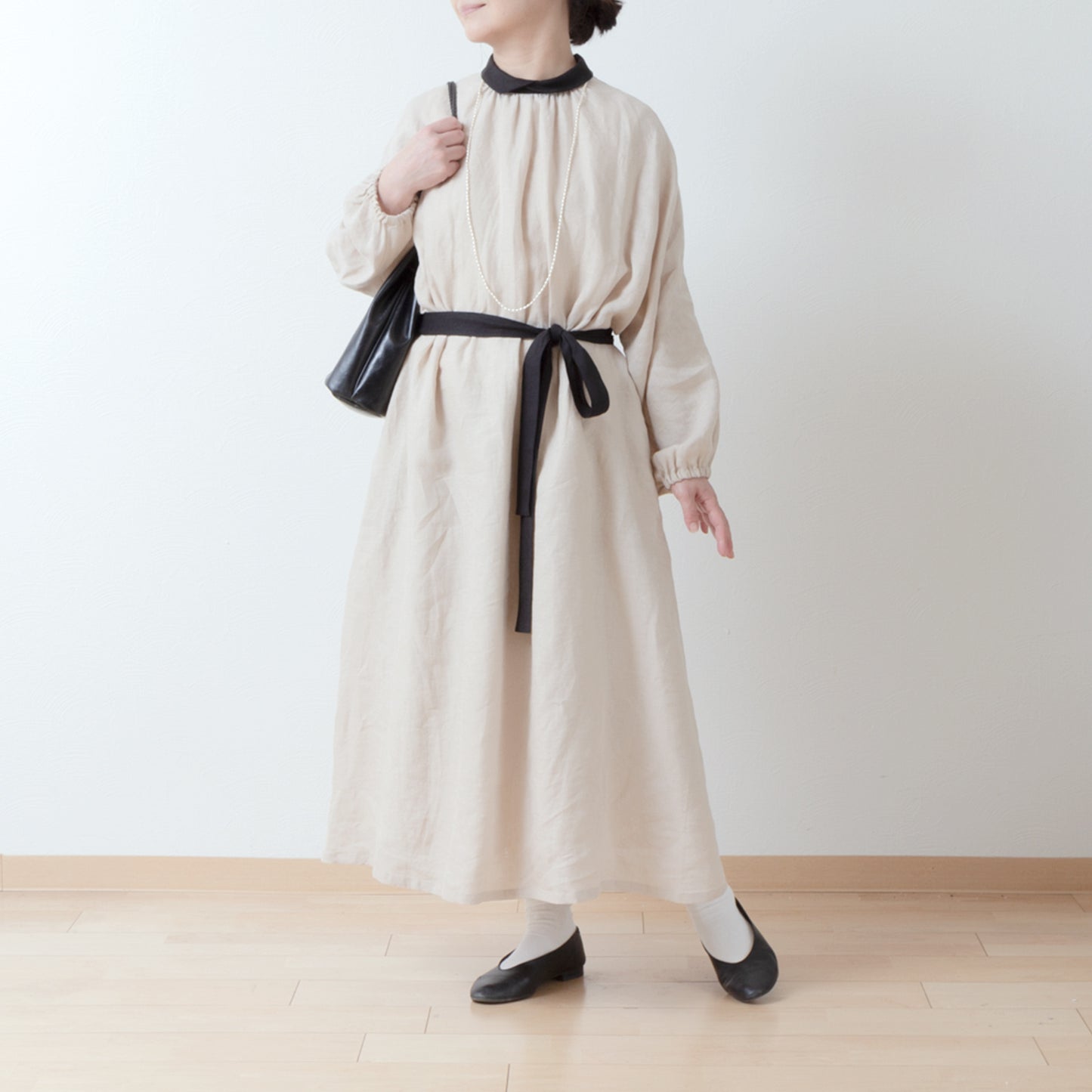 Cleric collar is elegant and cute for adults. Cleric collar is elegant and cute for adults. Back covered button volume sleeve French linen A-line dress / Beige Cleric