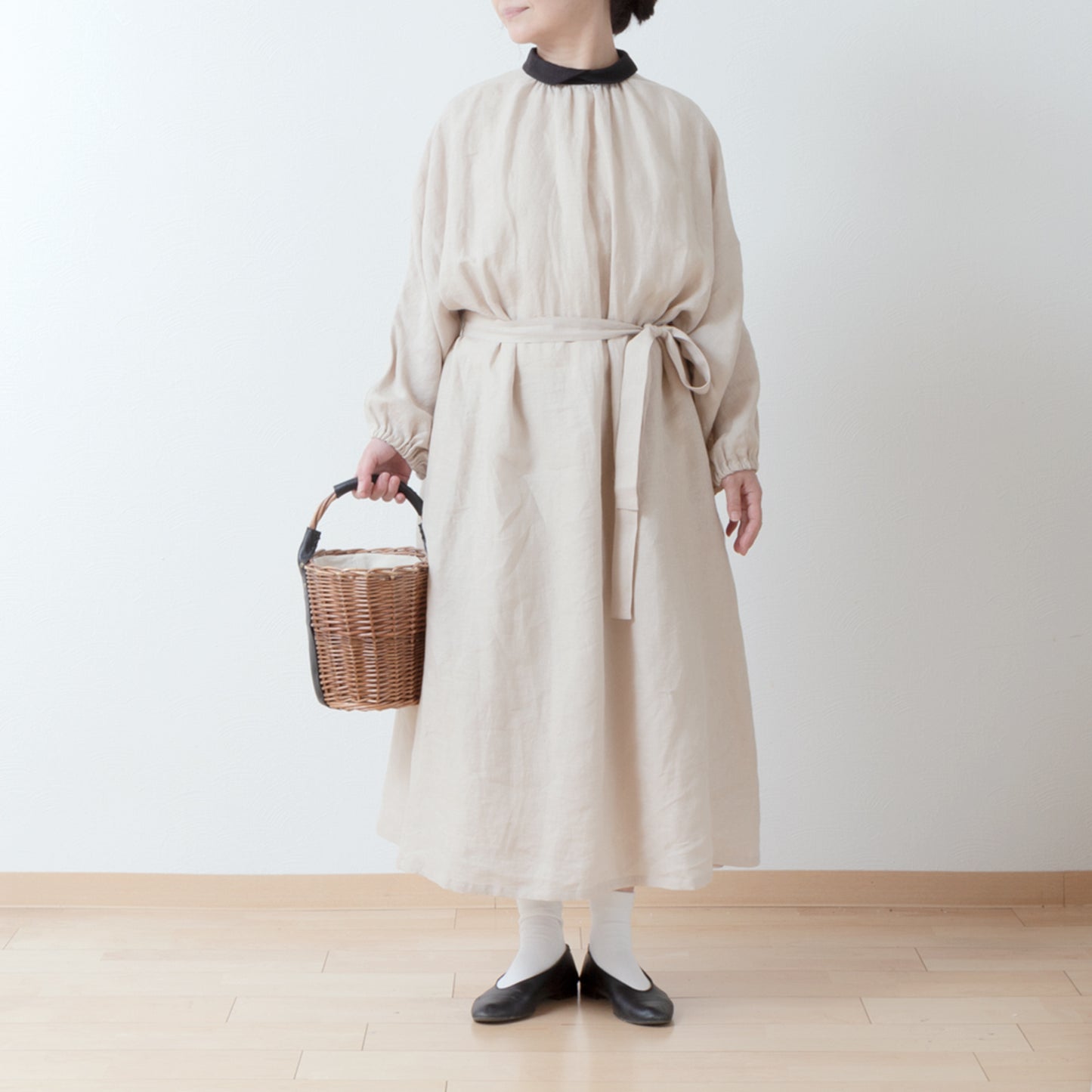 Cleric collar is elegant and cute for adults. Cleric collar is elegant and cute for adults. Back covered button volume sleeve French linen A-line dress / Beige Cleric