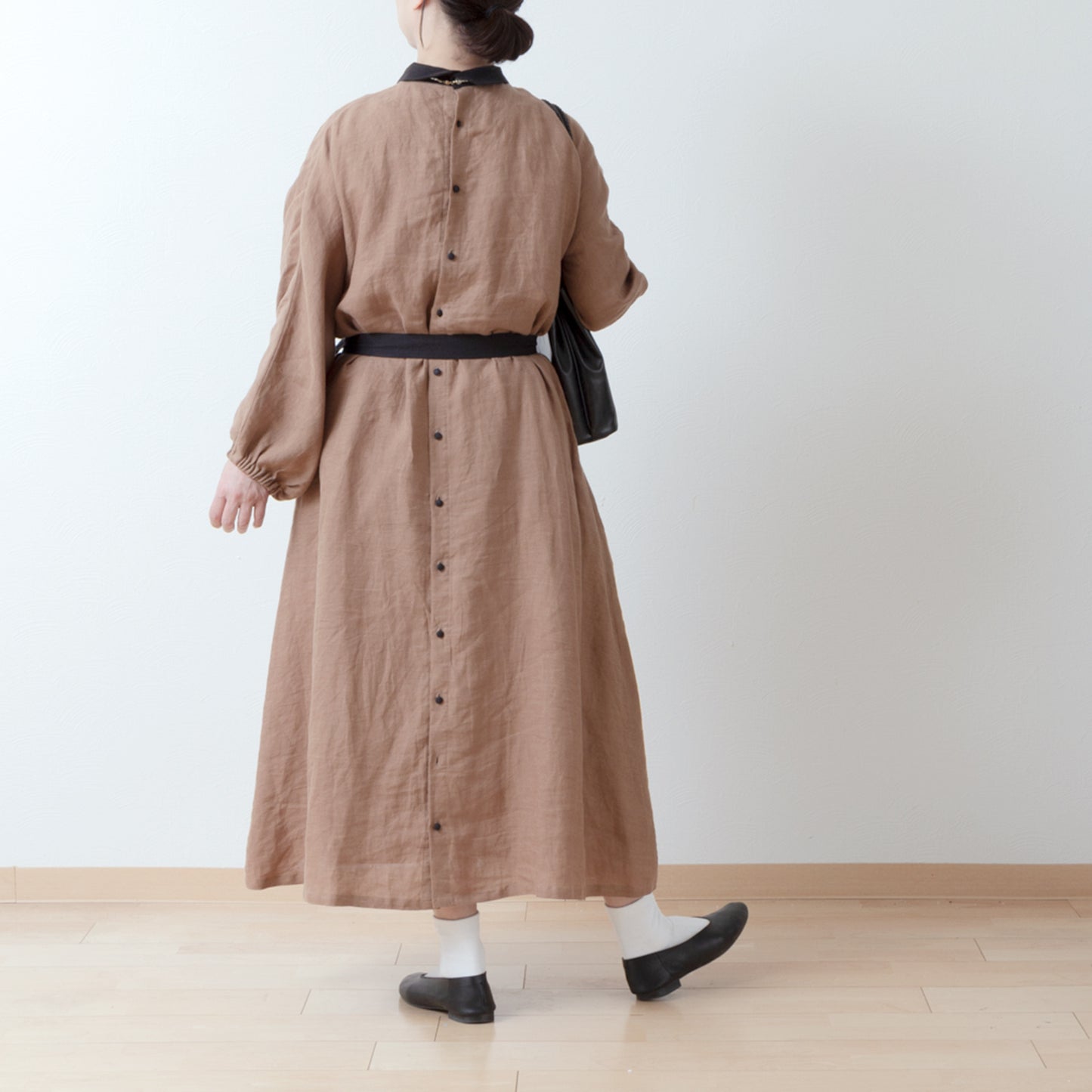 優雅成熟可愛的牧師領,背面有紐扣,袖子寬大,採用法國亞麻 A 字裙/駝色牧師