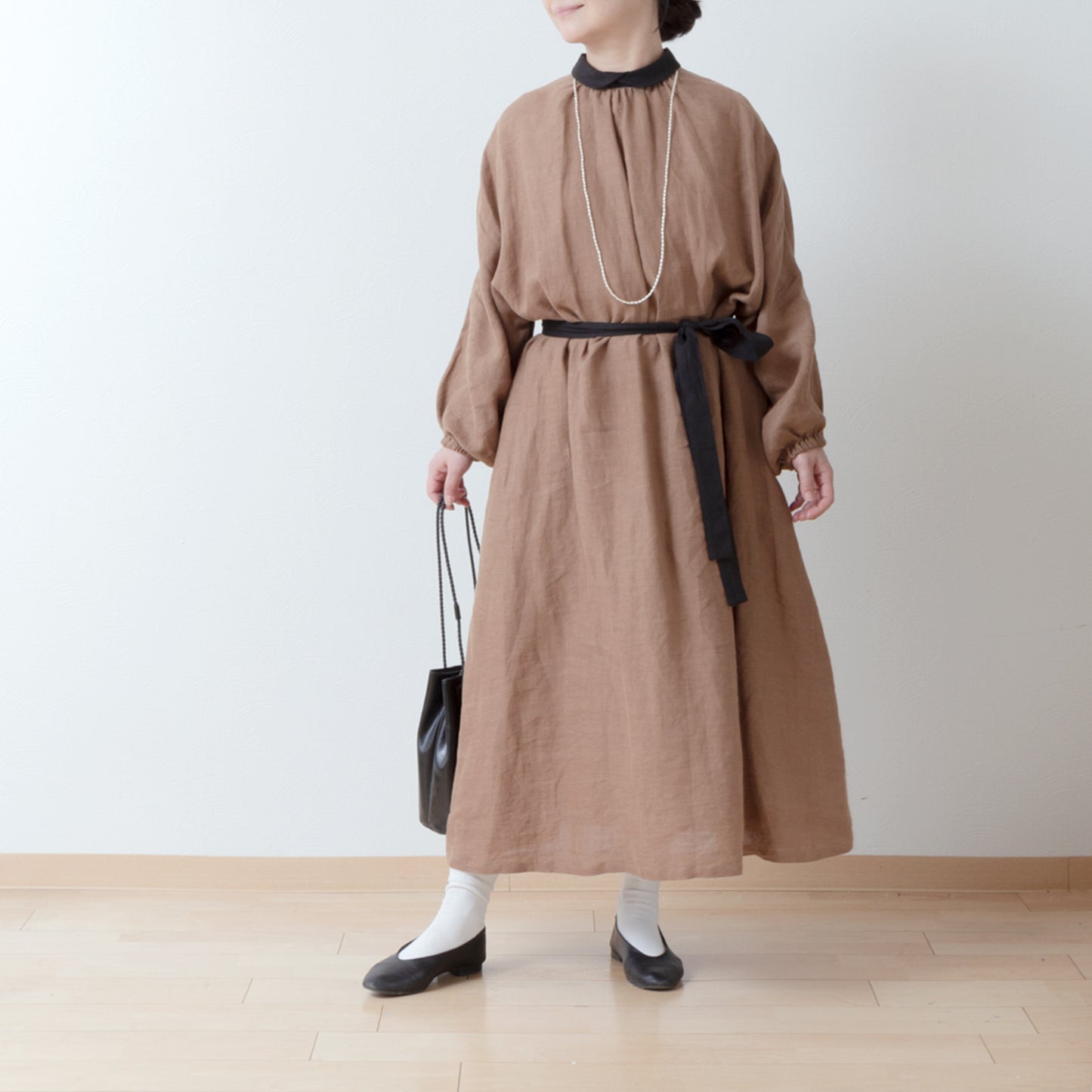 優雅成熟可愛的牧師領,背面有紐扣,袖子寬大,採用法國亞麻 A 字裙/駝色牧師