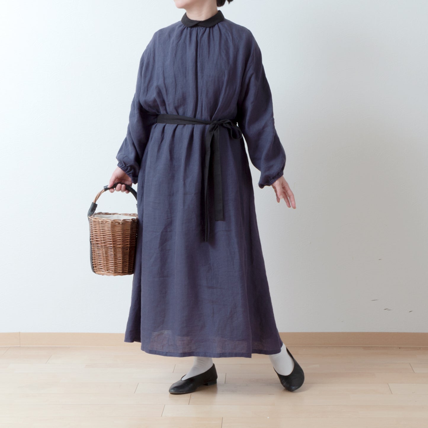 優雅可愛的牧師領,背面有紐扣,袖子寬大,採用法國亞麻 A 字裙/紫色海軍藍牧師