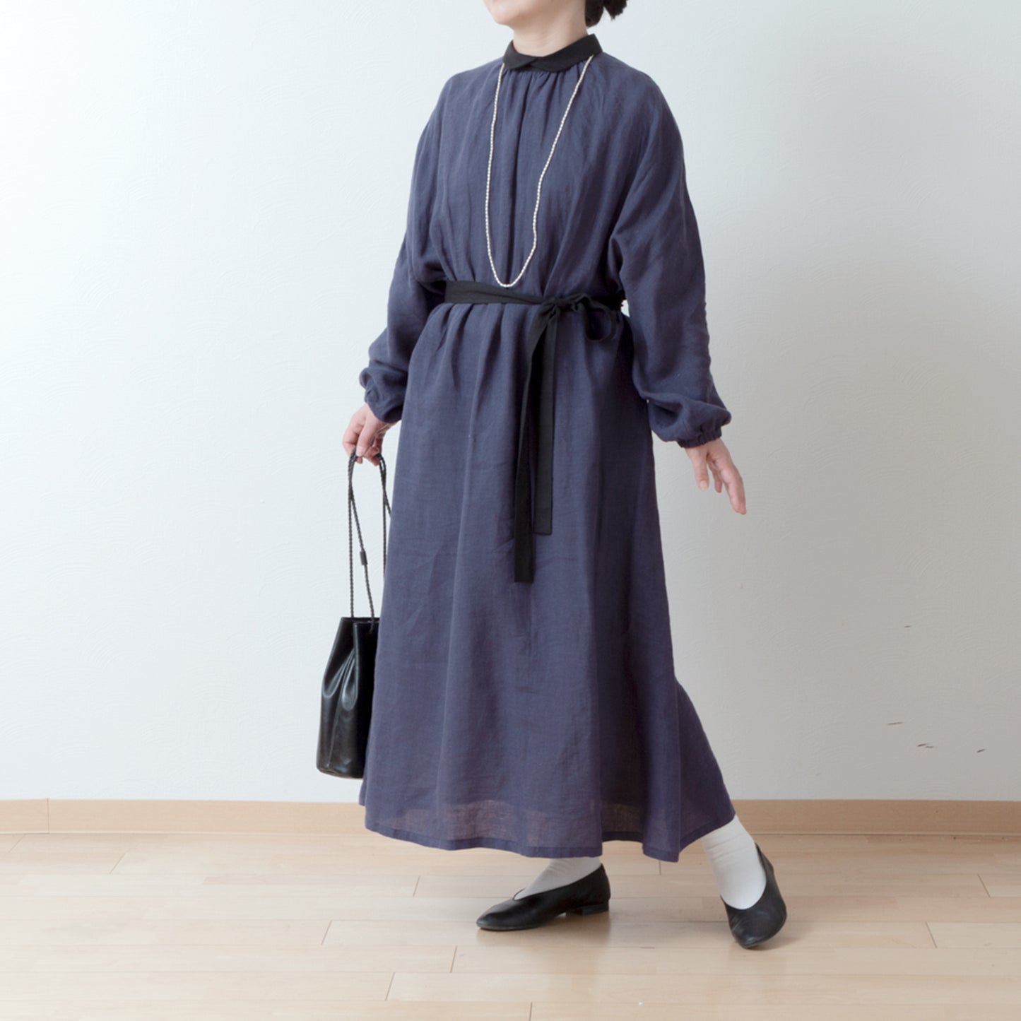 優雅可愛的牧師領,背面有紐扣,袖子寬大,採用法國亞麻 A 字裙/紫色海軍藍牧師