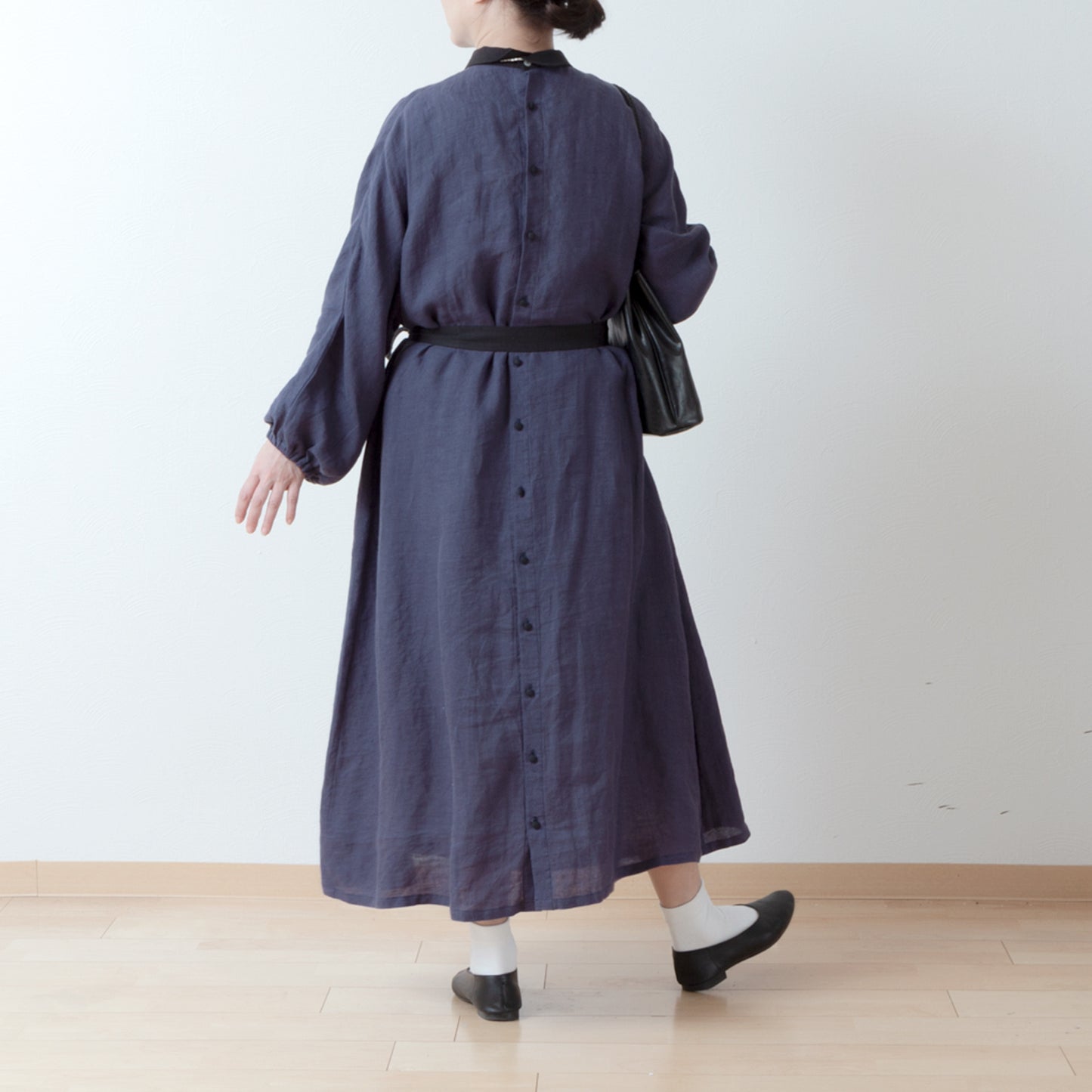 優雅可愛的牧師領,背面有紐扣,袖子寬大,採用法國亞麻 A 字裙/紫色海軍藍牧師