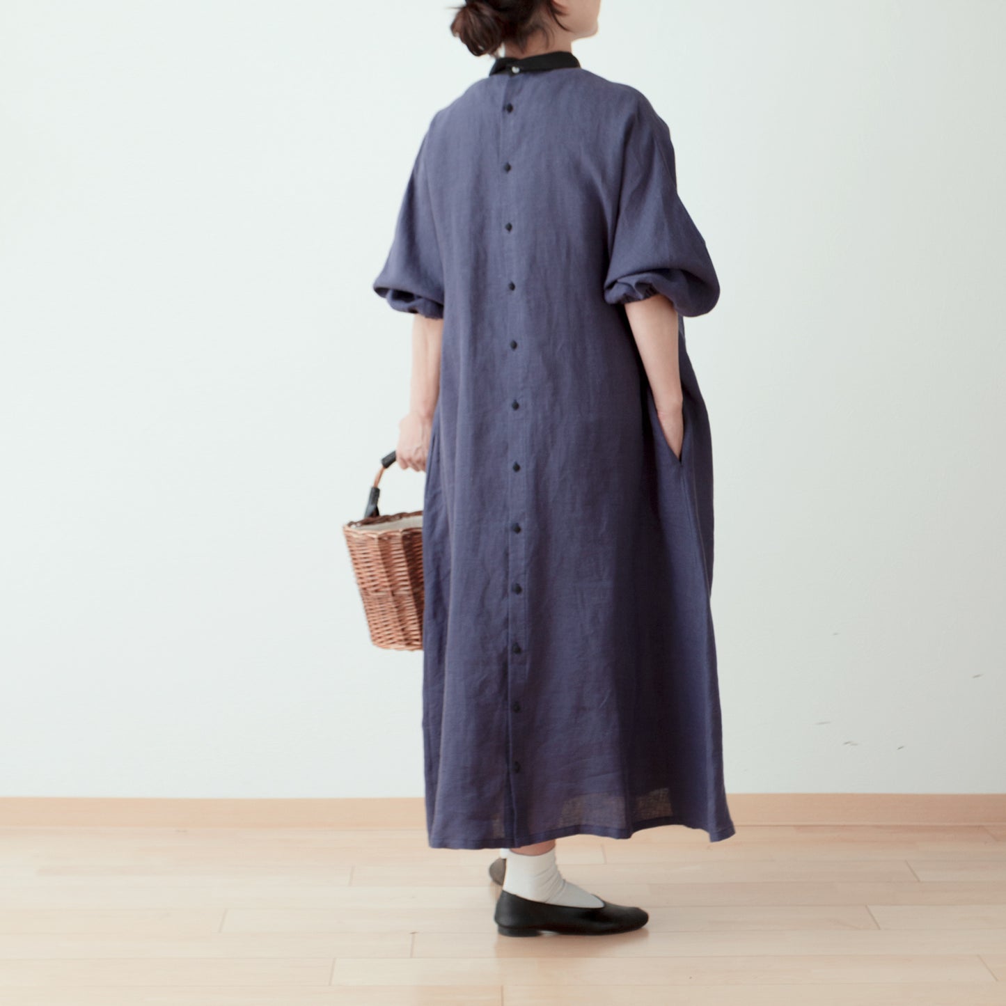 優雅可愛的牧師領,背面有紐扣,袖子寬大,採用法國亞麻 A 字裙/紫色海軍藍牧師