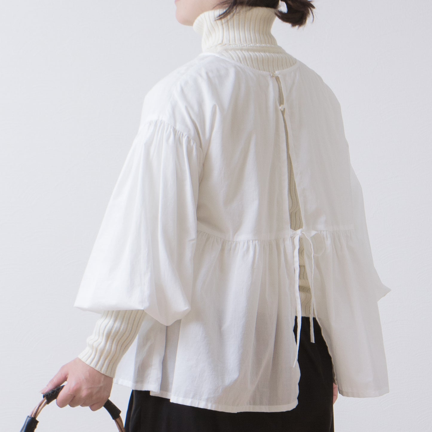 A cute and mature tiered 2-way blouse with plenty of gathers / off-white