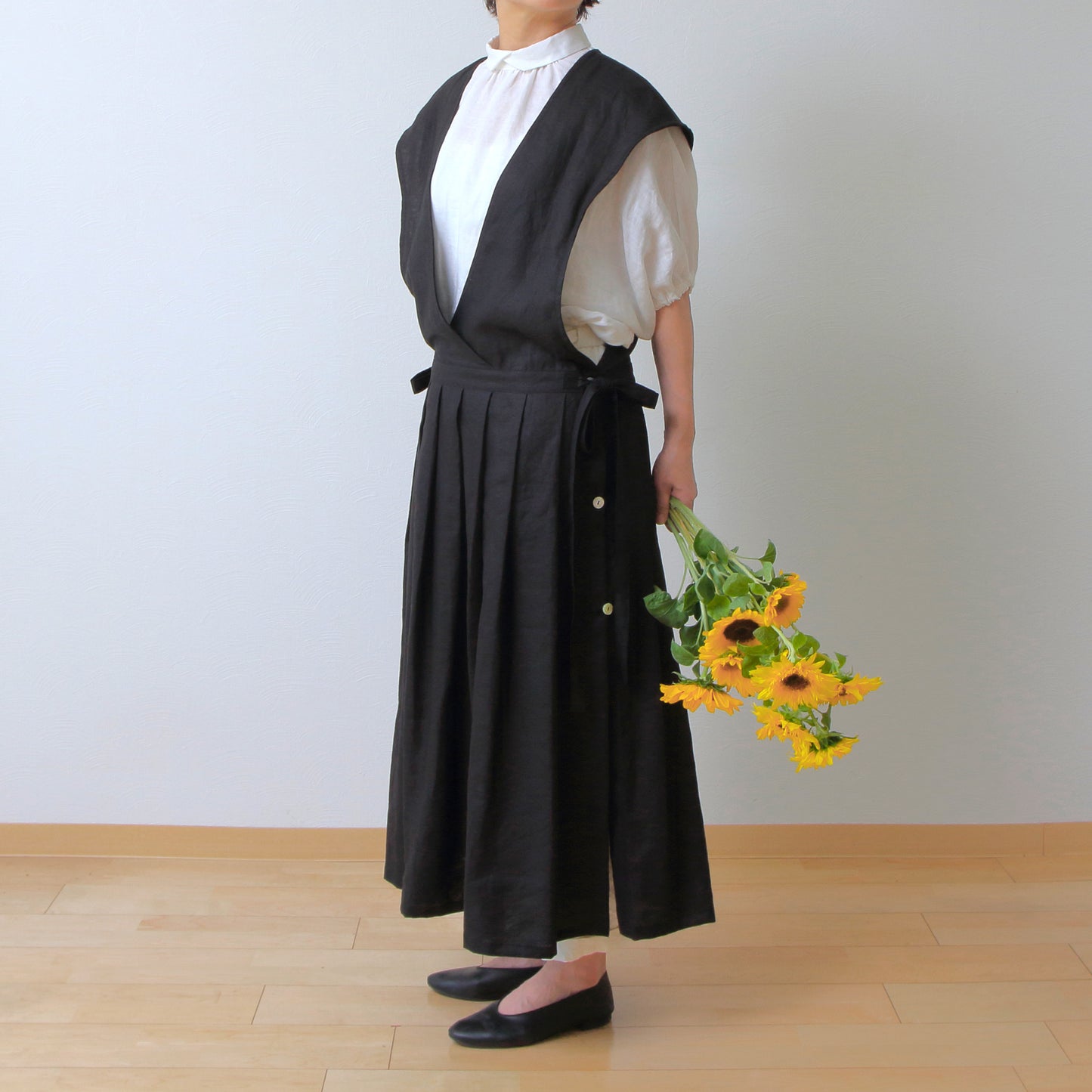 *Featured in the magazine NatuRila*Adult girly apron cache-coeur dress - French linen/black