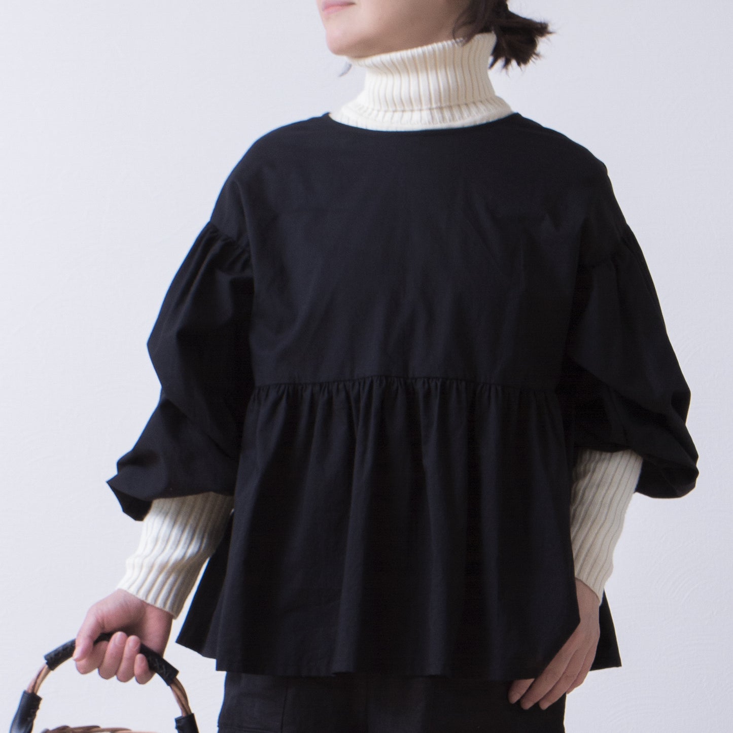 A cute and mature tiered 2-way blouse with plenty of gathers / Black