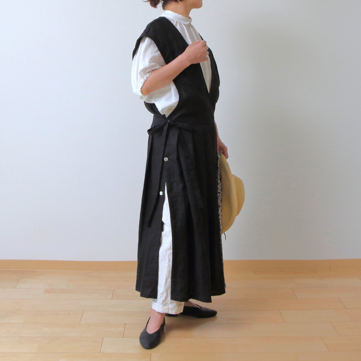 *Featured in the magazine NatuRila*Adult girly apron cache-coeur dress - French linen/black