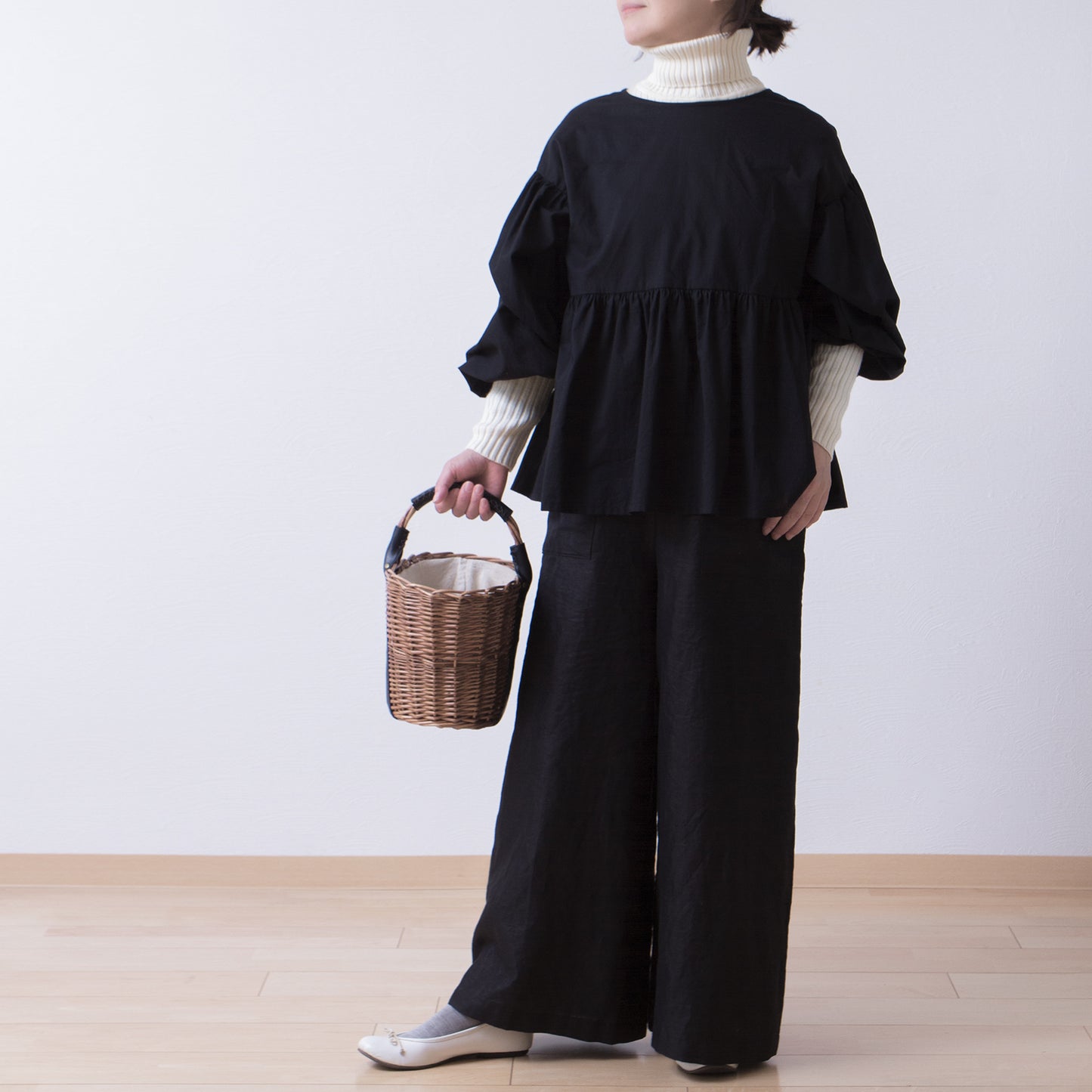 A cute and mature tiered 2-way blouse with plenty of gathers / Black