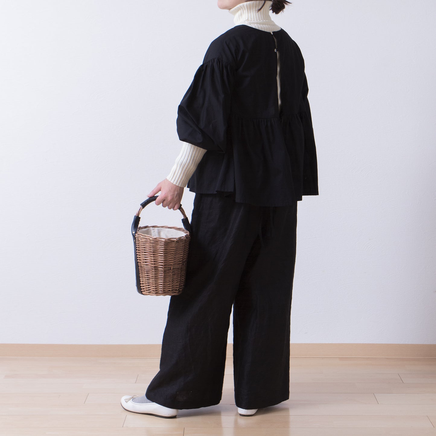 A cute and mature tiered 2-way blouse with plenty of gathers / Black