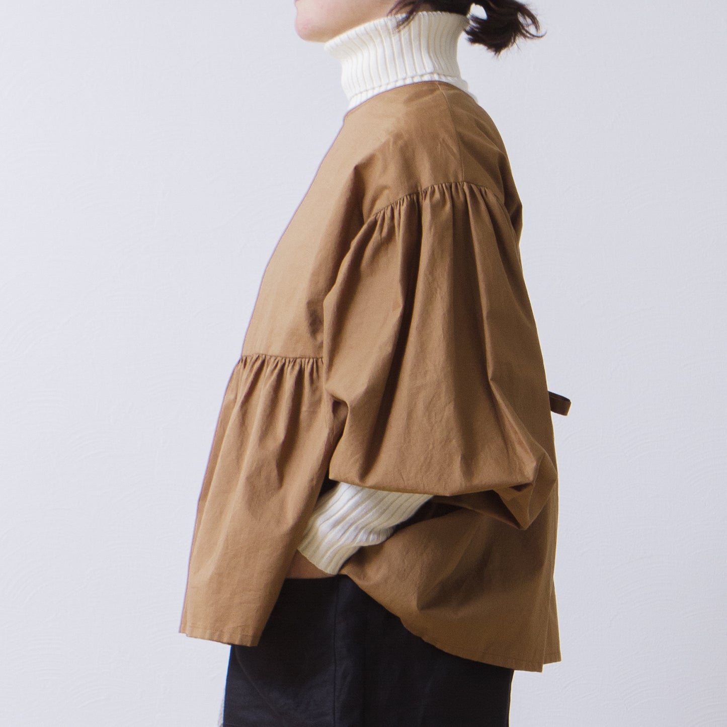A cute and mature tiered 2-way blouse with plenty of gathers / camel