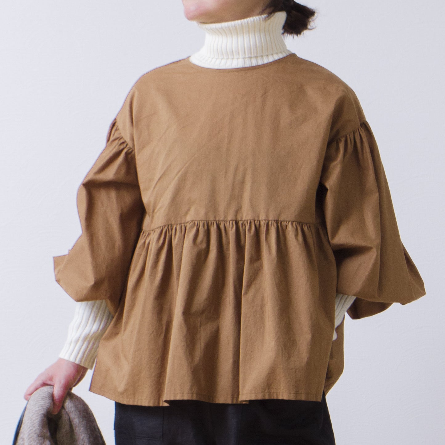 A cute and mature tiered 2-way blouse with plenty of gathers / camel