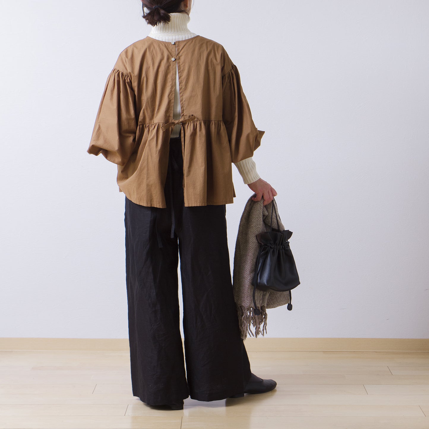 A cute and mature tiered 2-way blouse with plenty of gathers / camel