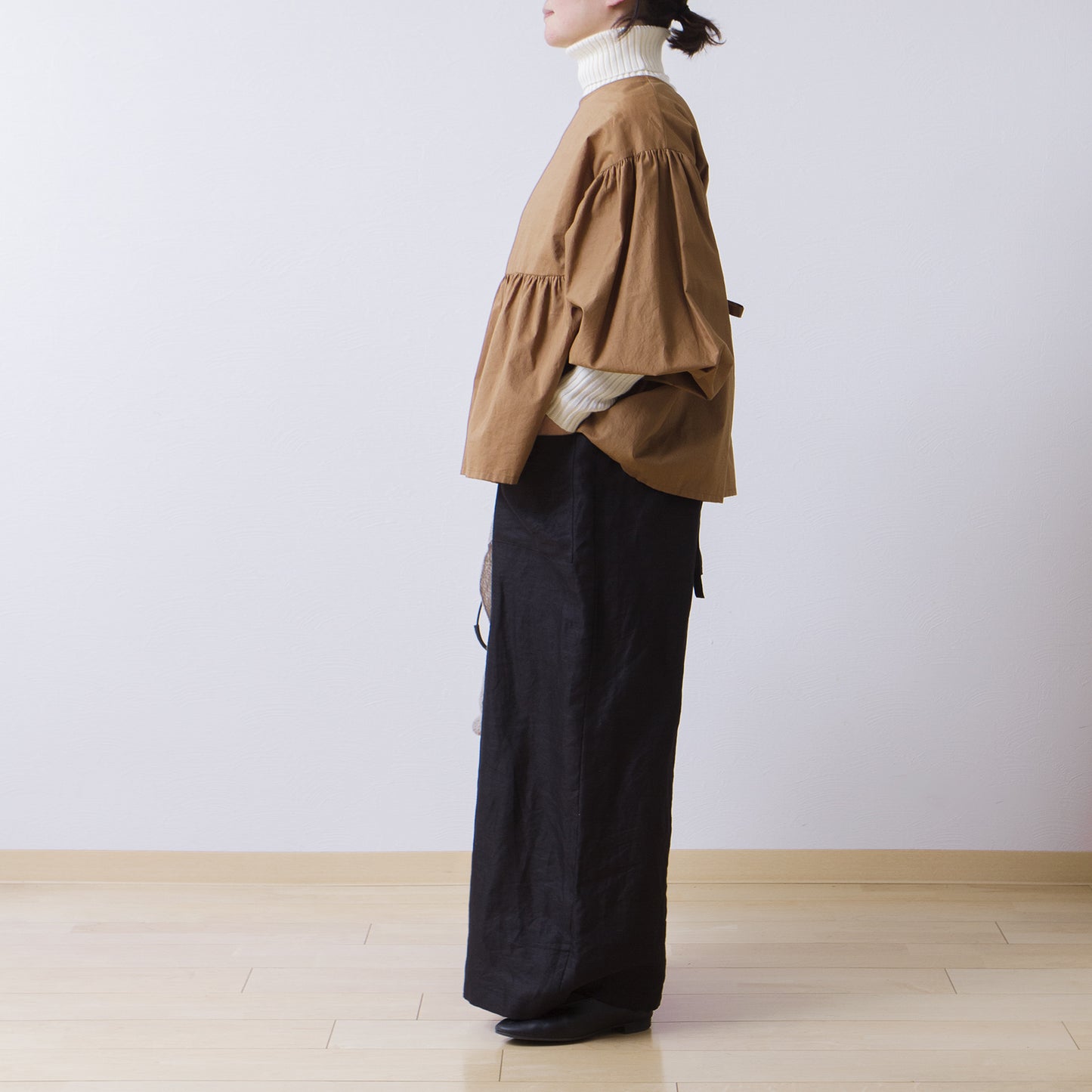 A cute and mature tiered 2-way blouse with plenty of gathers / camel