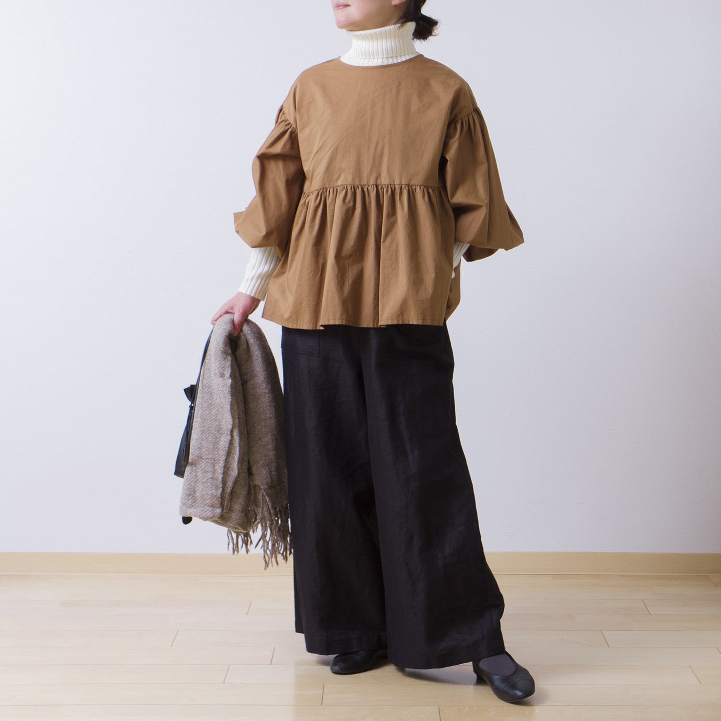 A cute and mature tiered 2-way blouse with plenty of gathers / camel