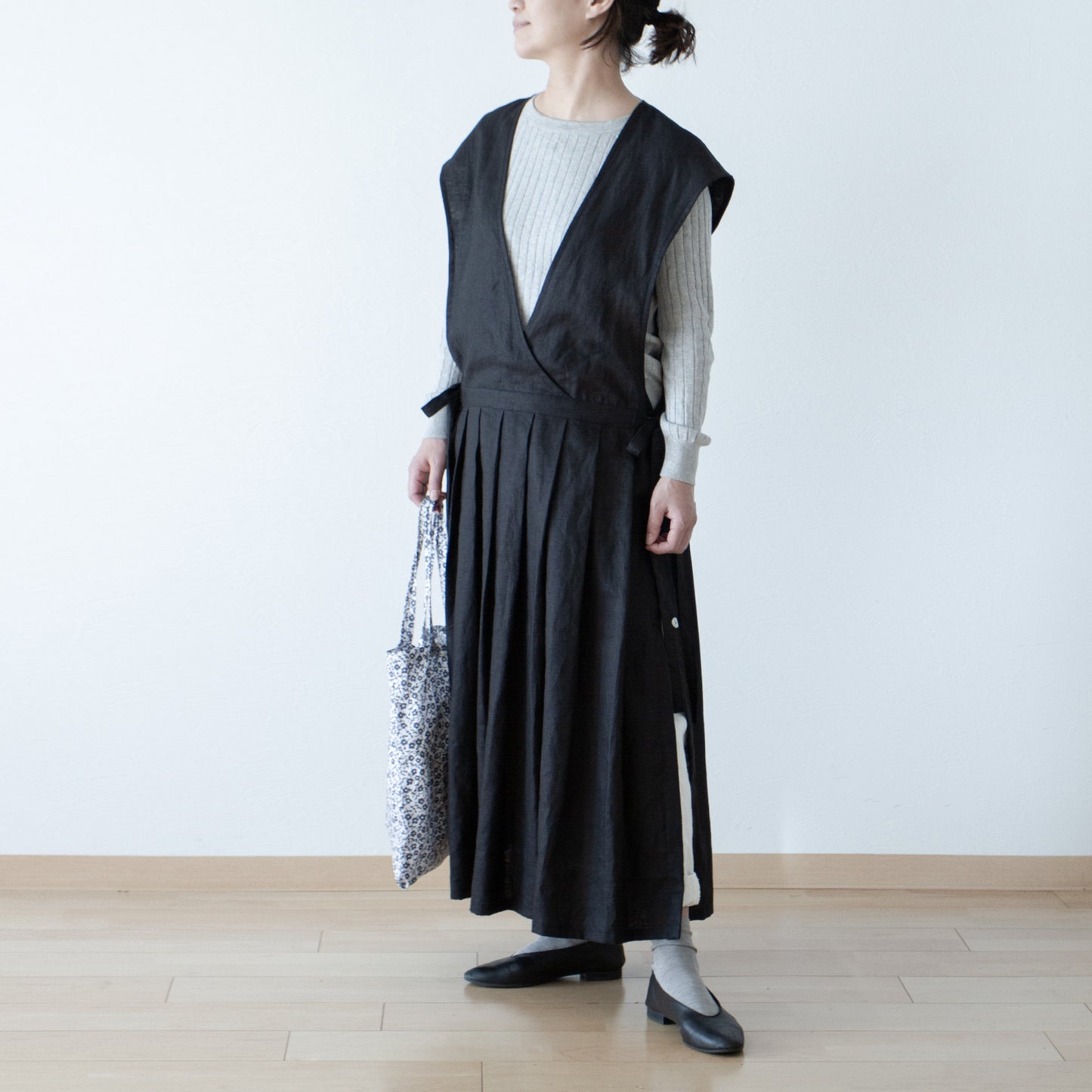 *Featured in the magazine NatuRila*Adult girly apron cache-coeur dress - French linen/black