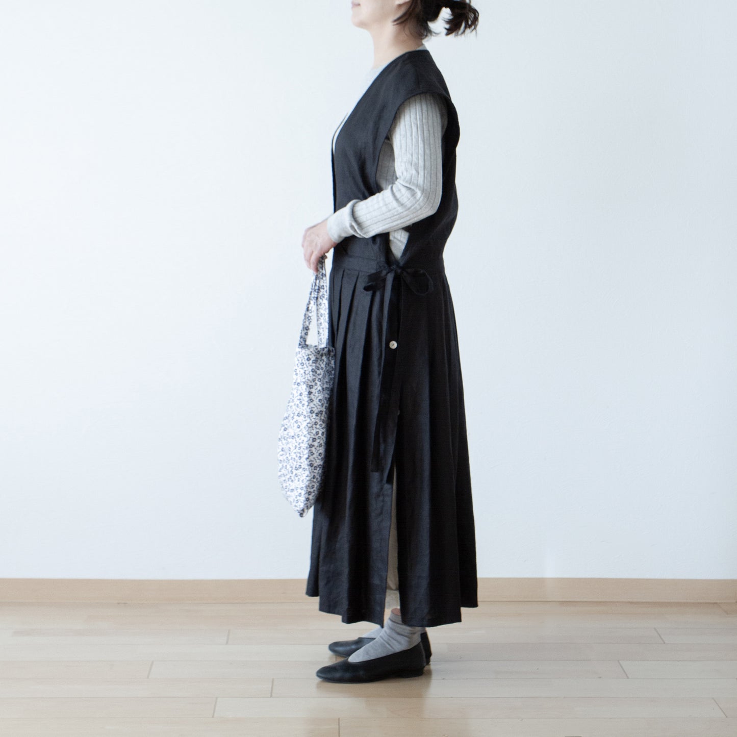 *Featured in the magazine NatuRila*Adult girly apron cache-coeur dress - French linen/black