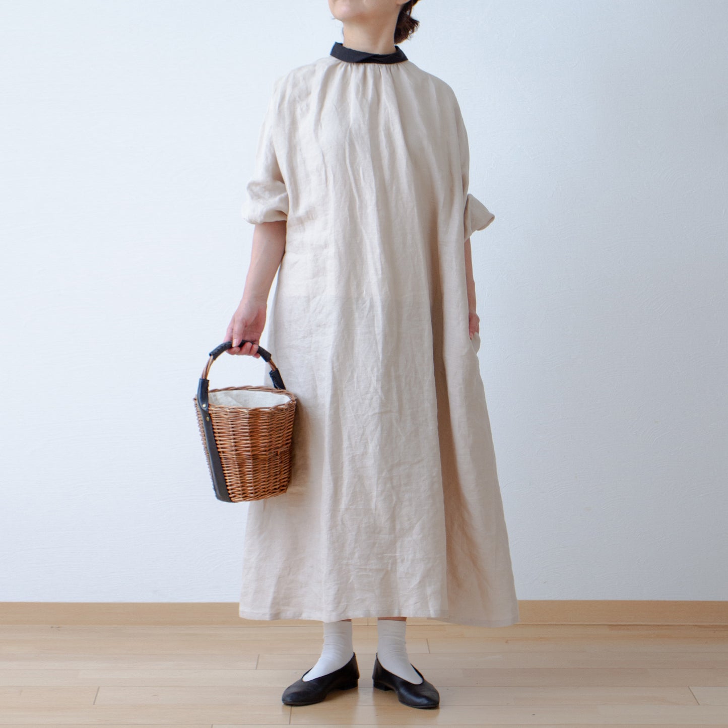Cleric collar is elegant and cute for adults. Cleric collar is elegant and cute for adults. Back covered button volume sleeve French linen A-line dress / Beige Cleric