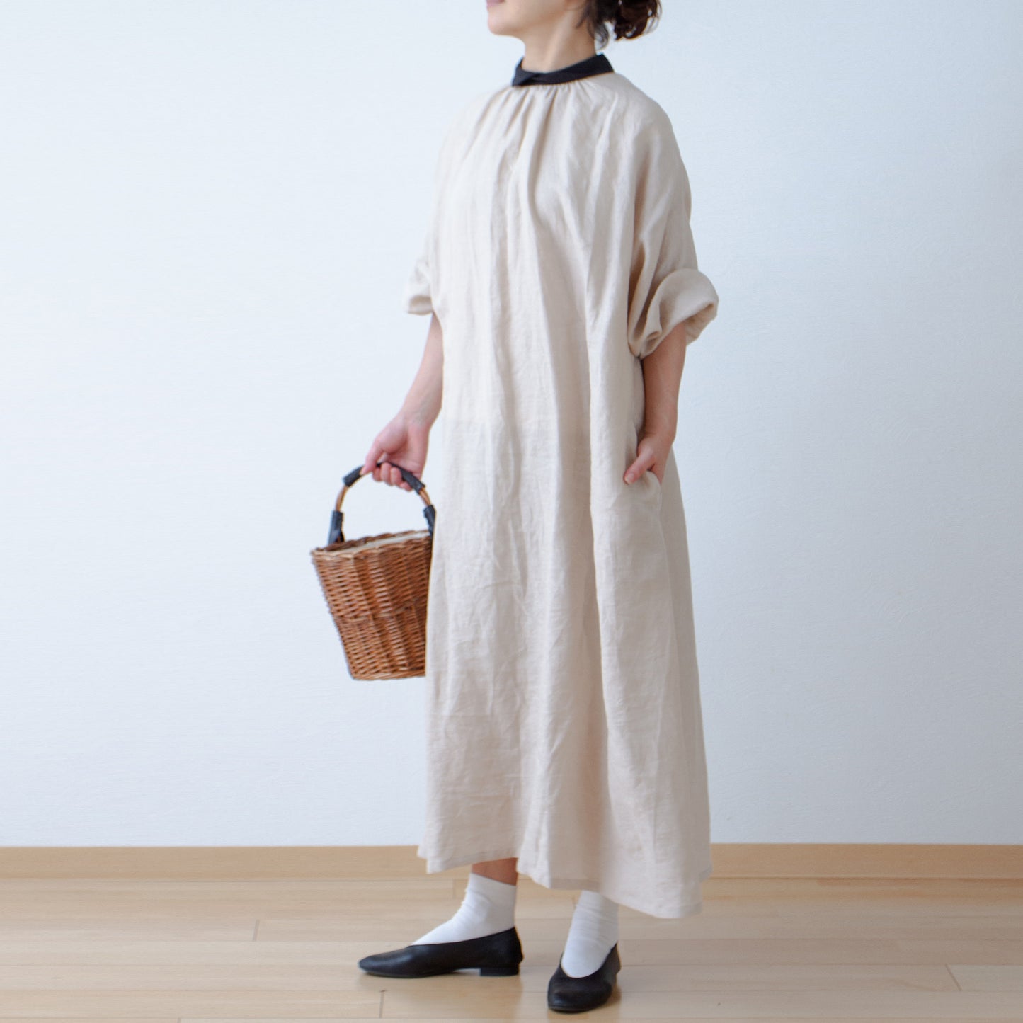 Cleric collar is elegant and cute for adults. Cleric collar is elegant and cute for adults. Back covered button volume sleeve French linen A-line dress / Beige Cleric