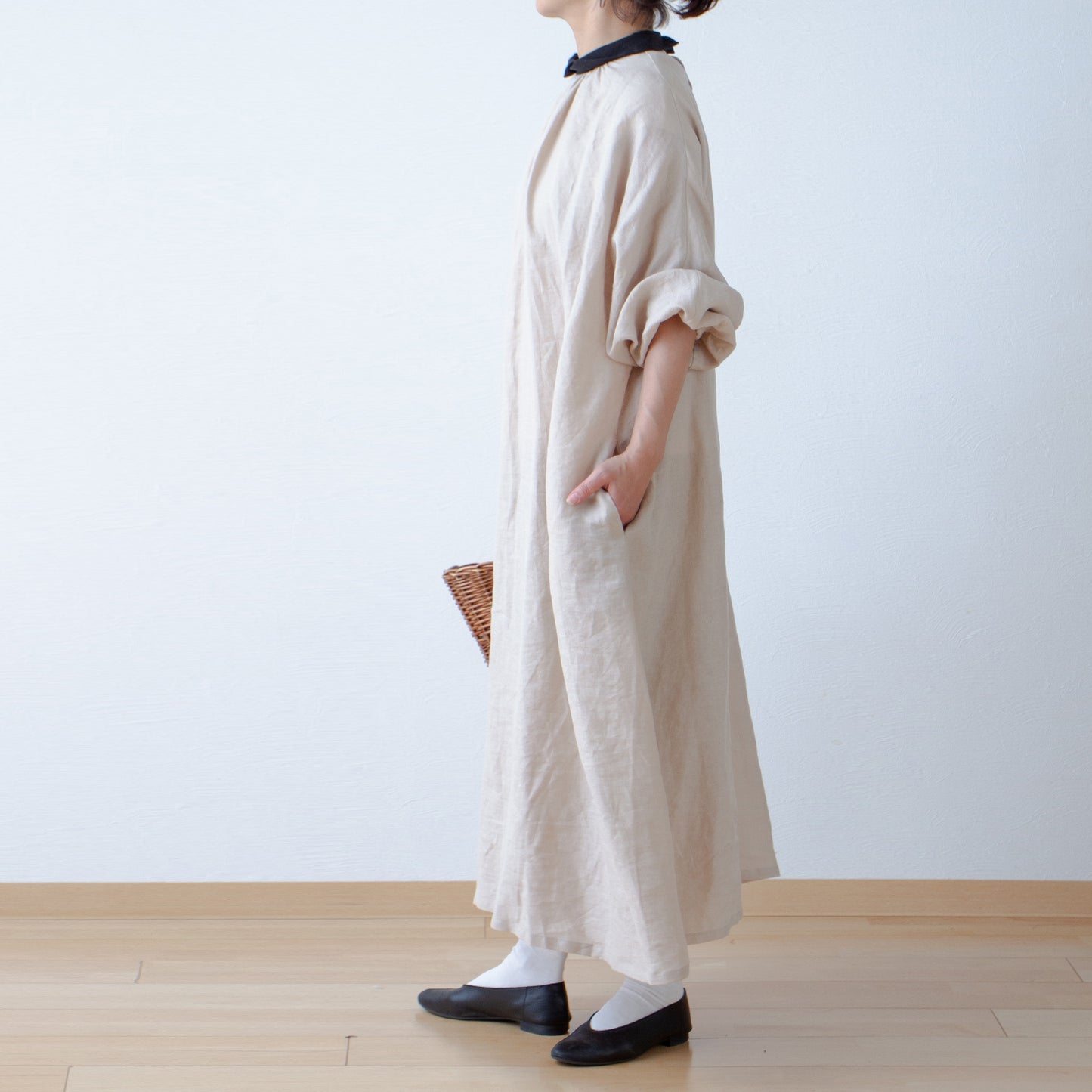 Cleric collar is elegant and cute for adults. Cleric collar is elegant and cute for adults. Back covered button volume sleeve French linen A-line dress / Beige Cleric