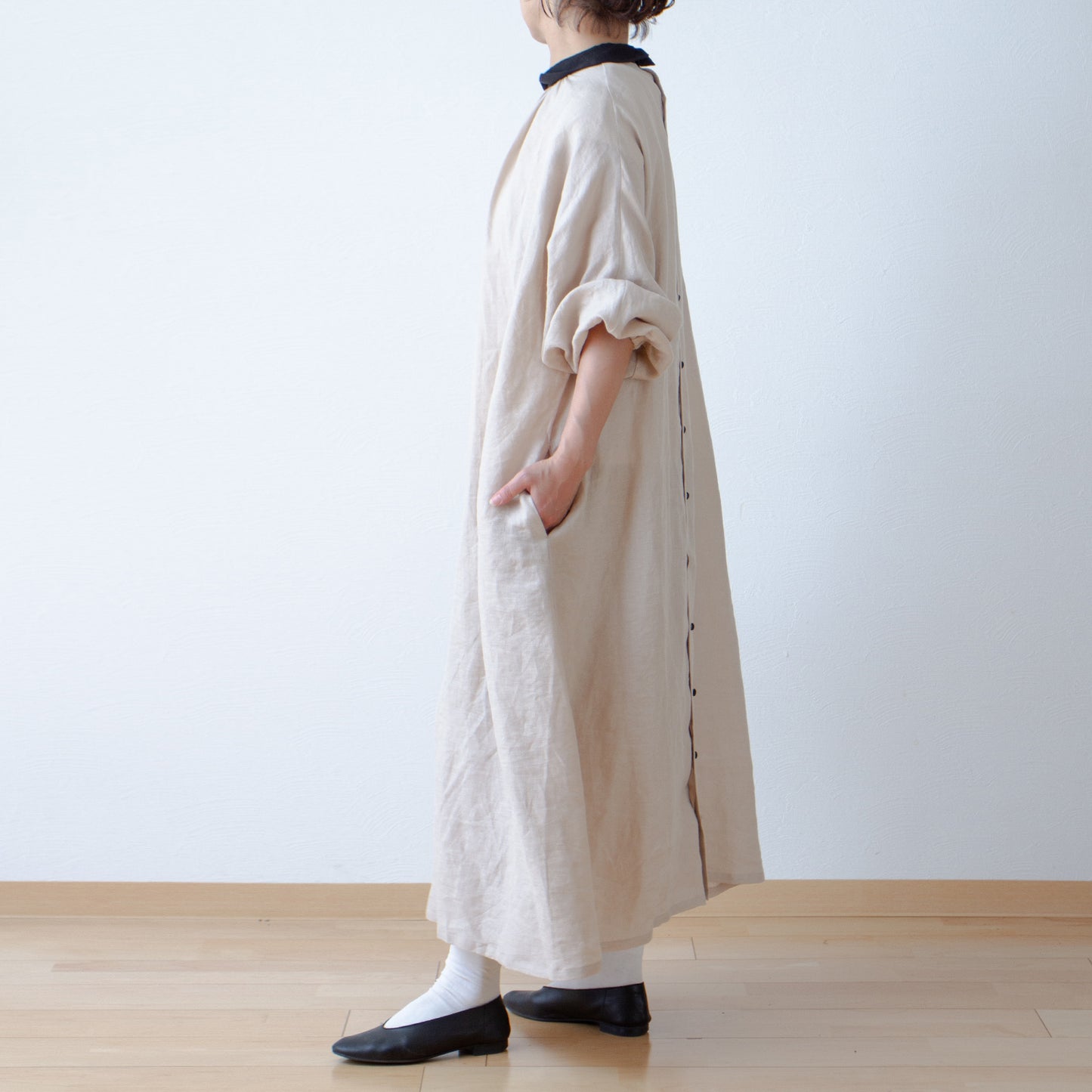 Cleric collar is elegant and cute for adults. Cleric collar is elegant and cute for adults. Back covered button volume sleeve French linen A-line dress / Beige Cleric