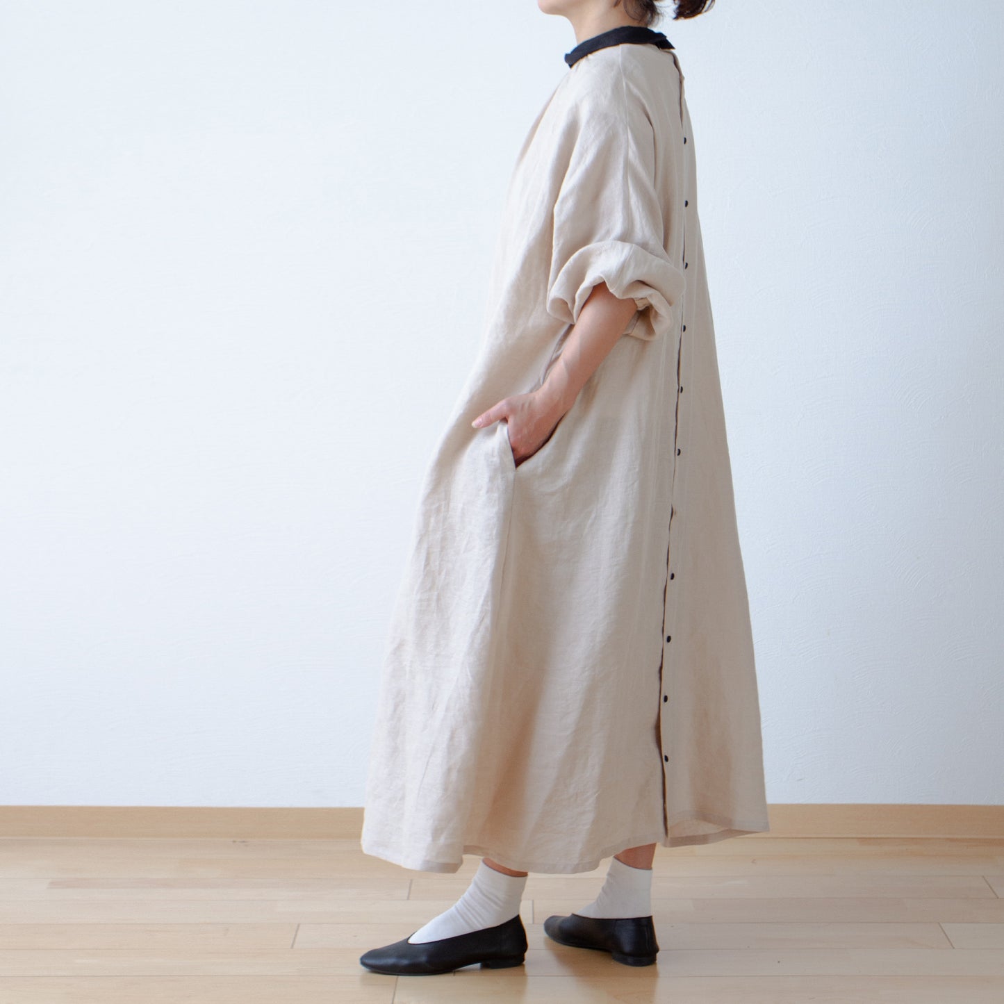 Cleric collar is elegant and cute for adults. Cleric collar is elegant and cute for adults. Back covered button volume sleeve French linen A-line dress / Beige Cleric