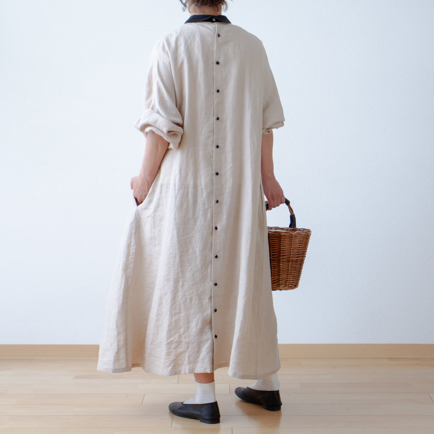 Cleric collar is elegant and cute for adults. Cleric collar is elegant and cute for adults. Back covered button volume sleeve French linen A-line dress / Beige Cleric