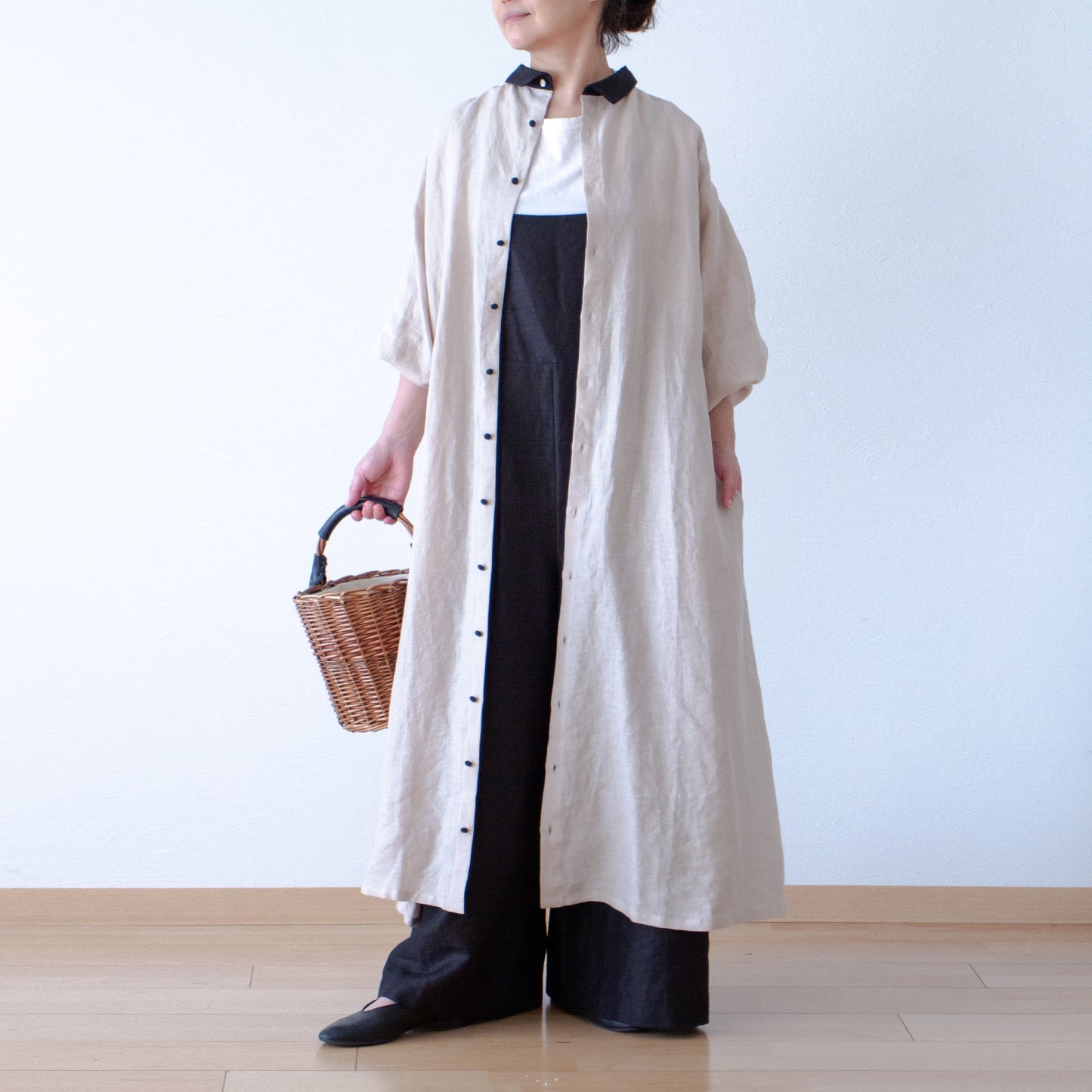 Cleric collar is elegant and cute for adults. Cleric collar is elegant and cute for adults. Back covered button volume sleeve French linen A-line dress / Beige Cleric