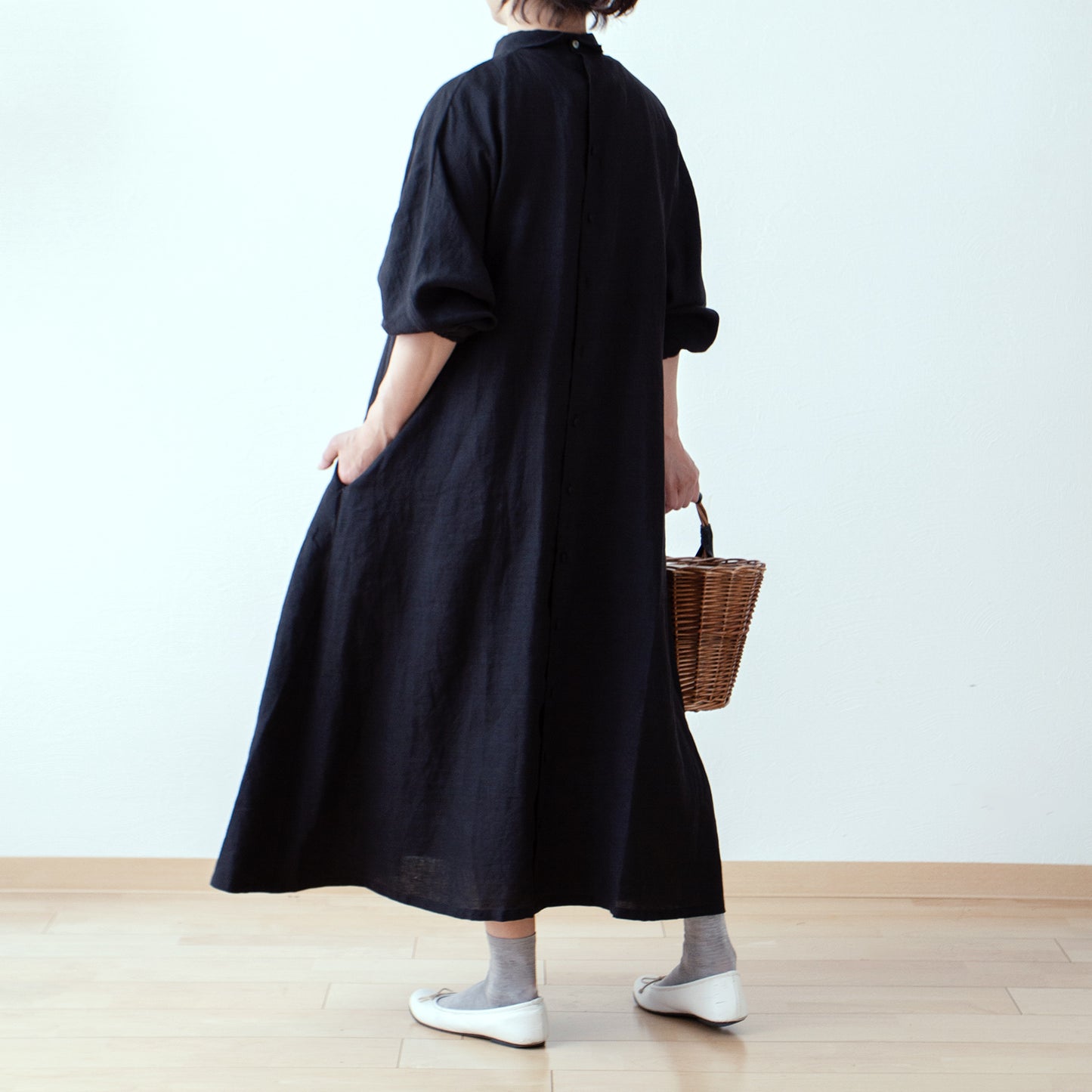 法國亞麻 A 字形連身裙,寬大的袖子和包住的後背紐扣,營造出成熟可愛的外觀 / 黑色