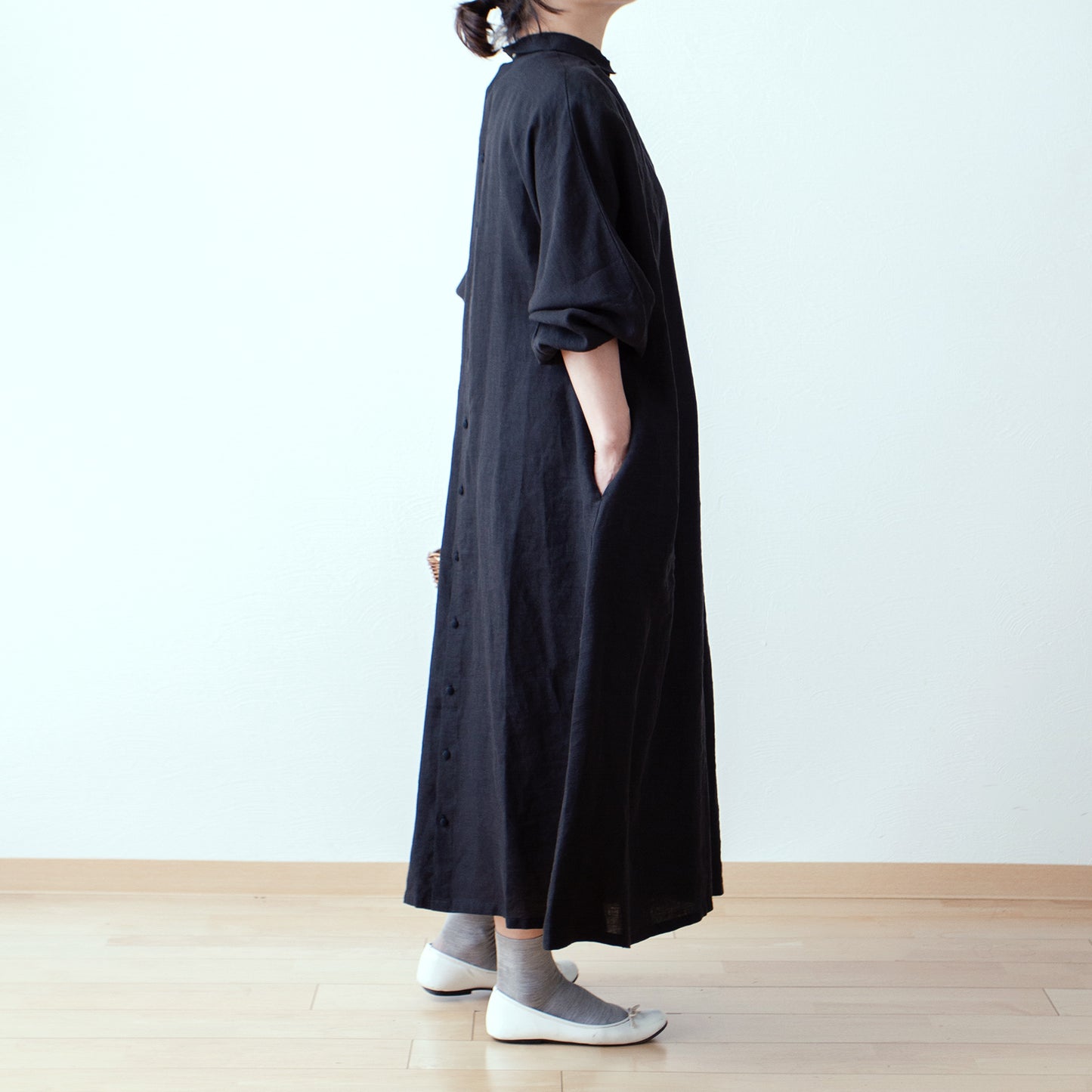 法國亞麻 A 字形連身裙,寬大的袖子和包住的後背紐扣,營造出成熟可愛的外觀 / 黑色