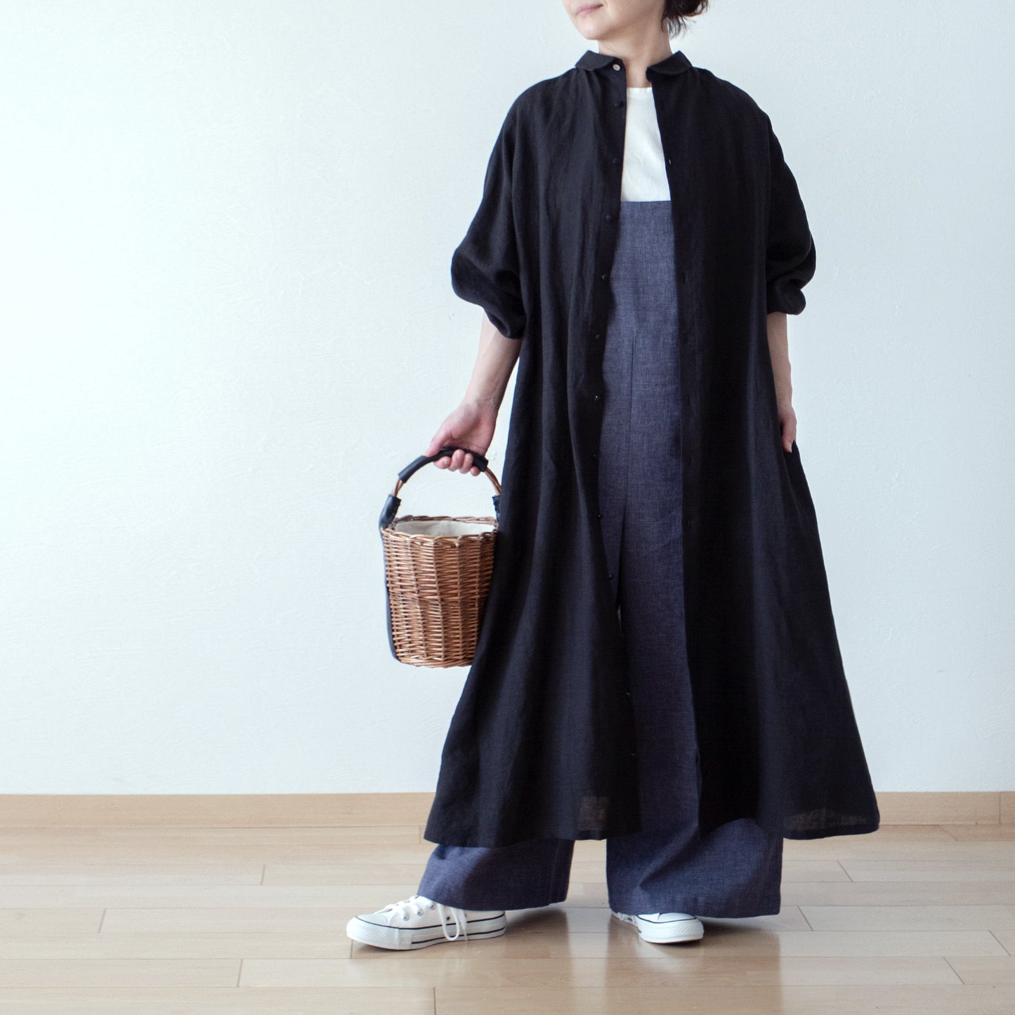 法國亞麻 A 字形連身裙,寬大的袖子和包住的後背紐扣,營造出成熟可愛的外觀 / 黑色