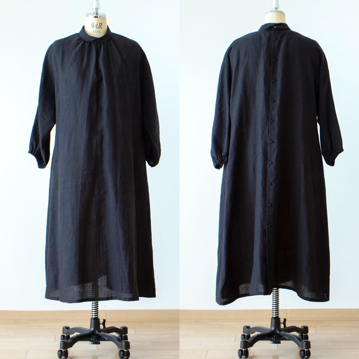 法國亞麻 A 字形連身裙,寬大的袖子和包住的後背紐扣,營造出成熟可愛的外觀 / 黑色