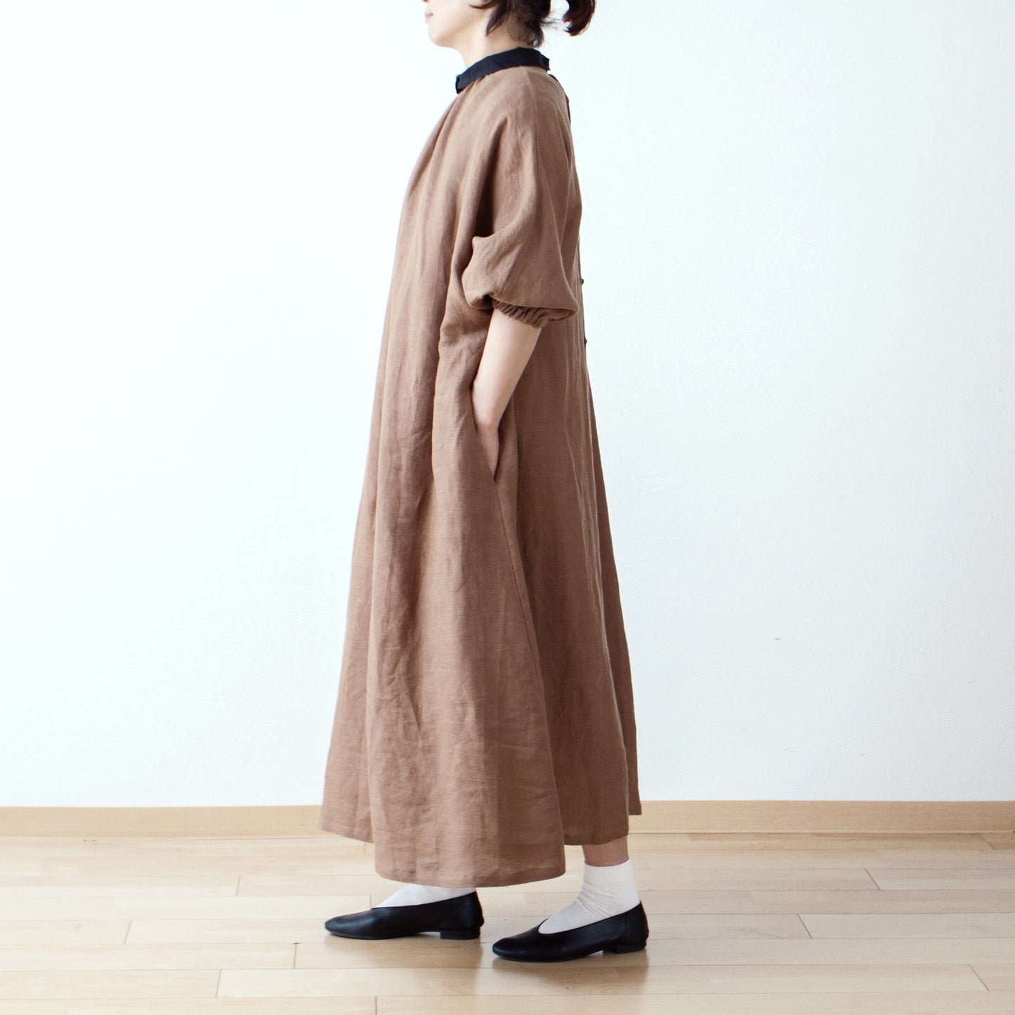 優雅成熟可愛的牧師領,背面有紐扣,袖子寬大,採用法國亞麻 A 字裙/駝色牧師