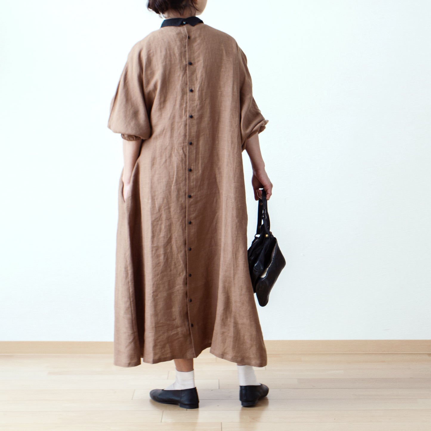 優雅成熟可愛的牧師領,背面有紐扣,袖子寬大,採用法國亞麻 A 字裙/駝色牧師