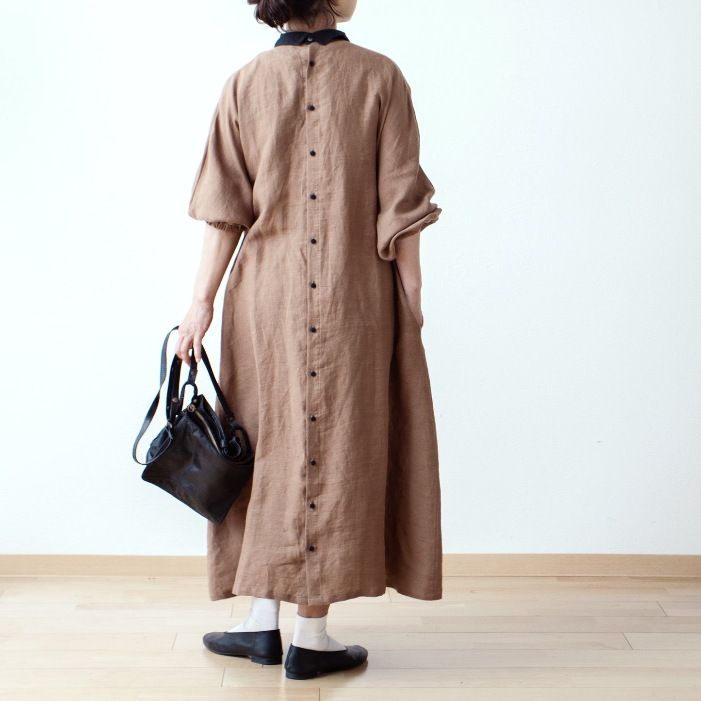 優雅成熟可愛的牧師領,背面有紐扣,袖子寬大,採用法國亞麻 A 字裙/駝色牧師