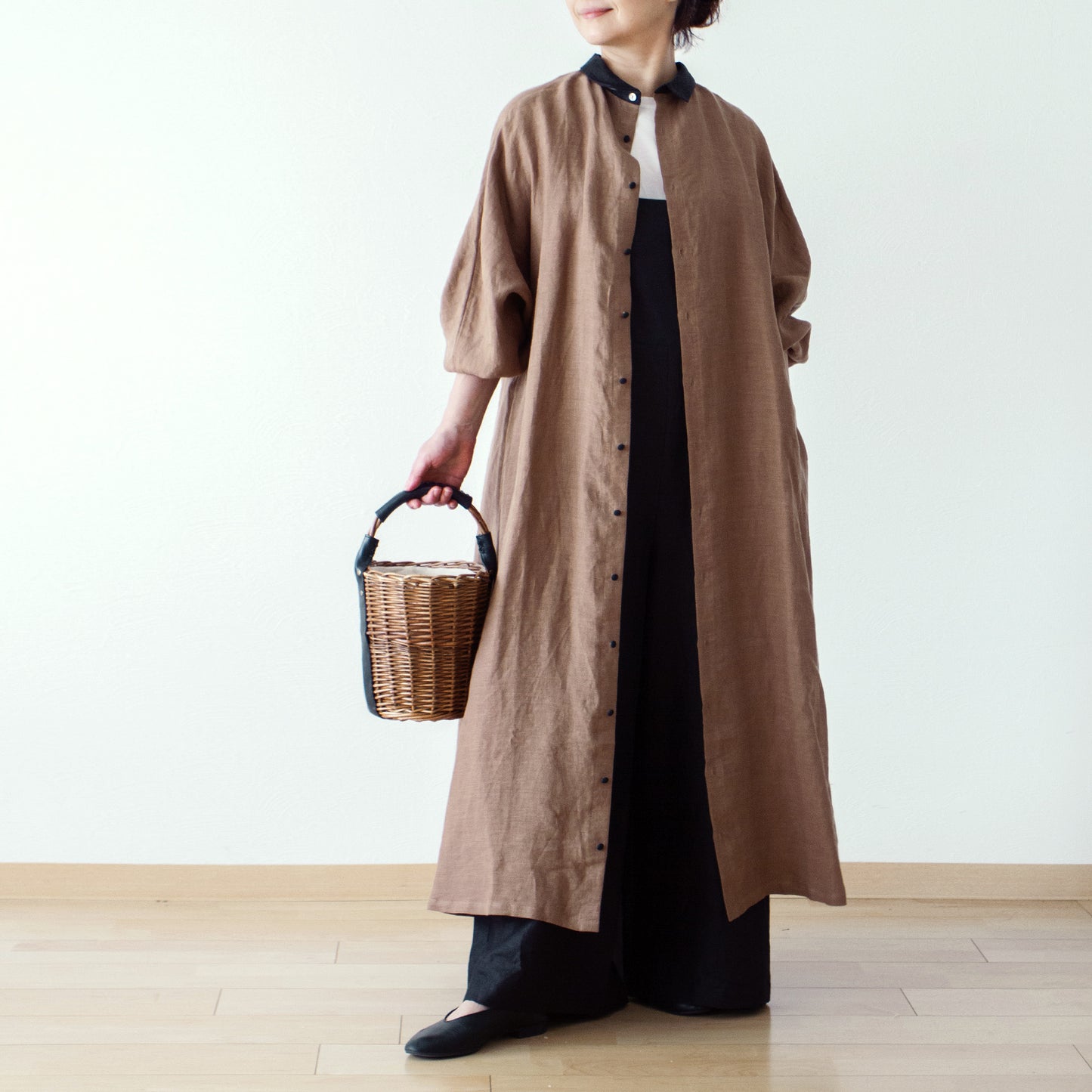 優雅成熟可愛的牧師領,背面有紐扣,袖子寬大,採用法國亞麻 A 字裙/駝色牧師