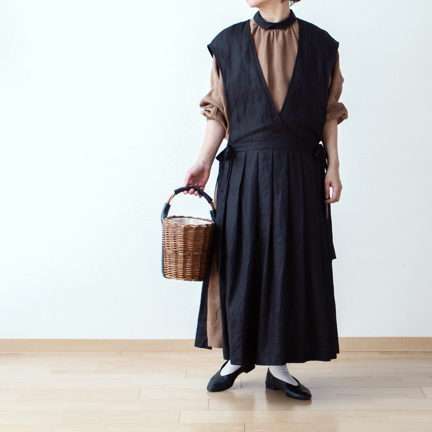 優雅成熟可愛的牧師領,背面有紐扣,袖子寬大,採用法國亞麻 A 字裙/駝色牧師