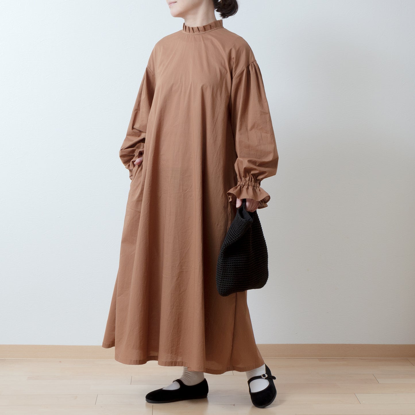 タックフリル衿が上品*セレモニーにも*バックくるみ釦ギャザースリーブAライン綿ワンピース/キャメル