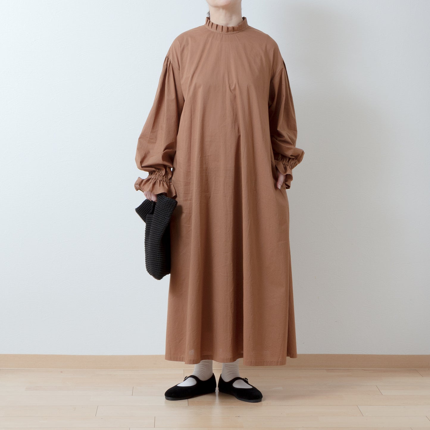 タックフリル衿が上品*セレモニーにも*バックくるみ釦ギャザースリーブAライン綿ワンピース/キャメル