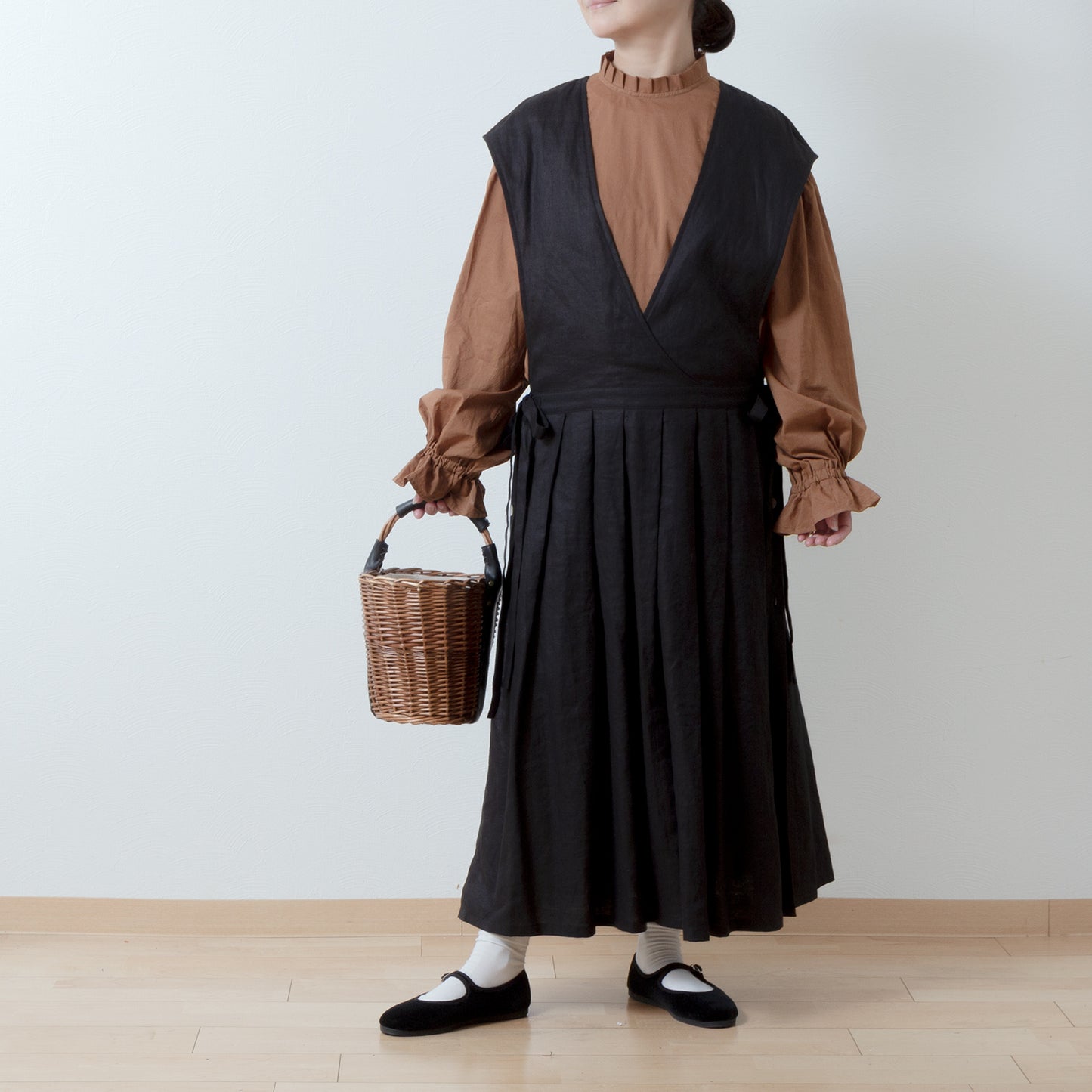 Elegant tuck frill collar *Perfect for ceremonies* Back covered button gathered sleeve cotton blouse/camel