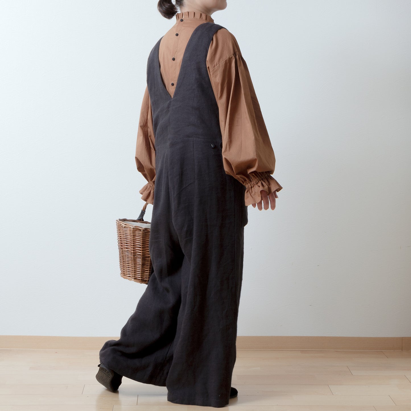 Elegant tuck frill collar *Perfect for ceremonies* Back covered button gathered sleeve cotton blouse/camel
