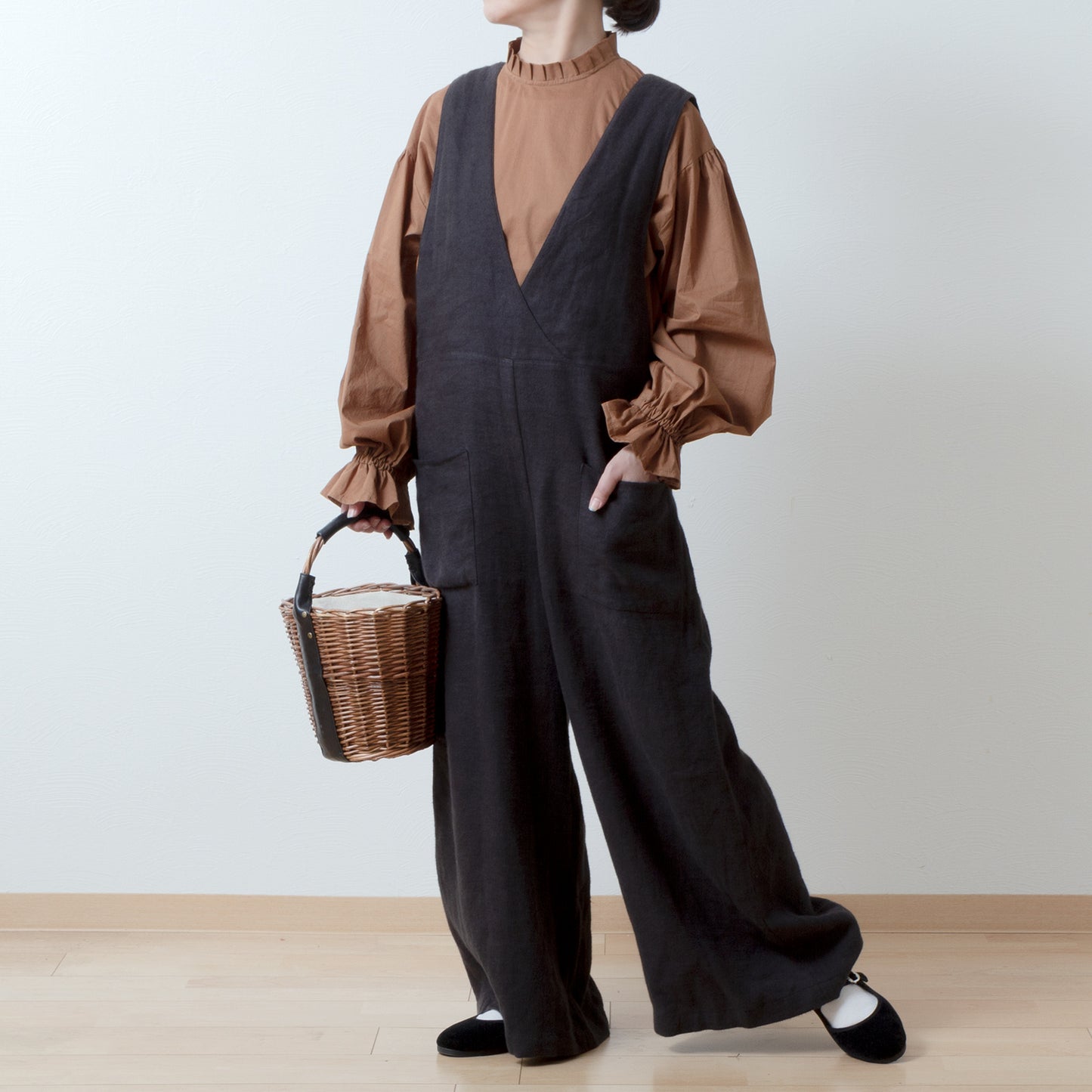 Elegant tuck frill collar *Perfect for ceremonies* Back covered button gathered sleeve cotton blouse/camel