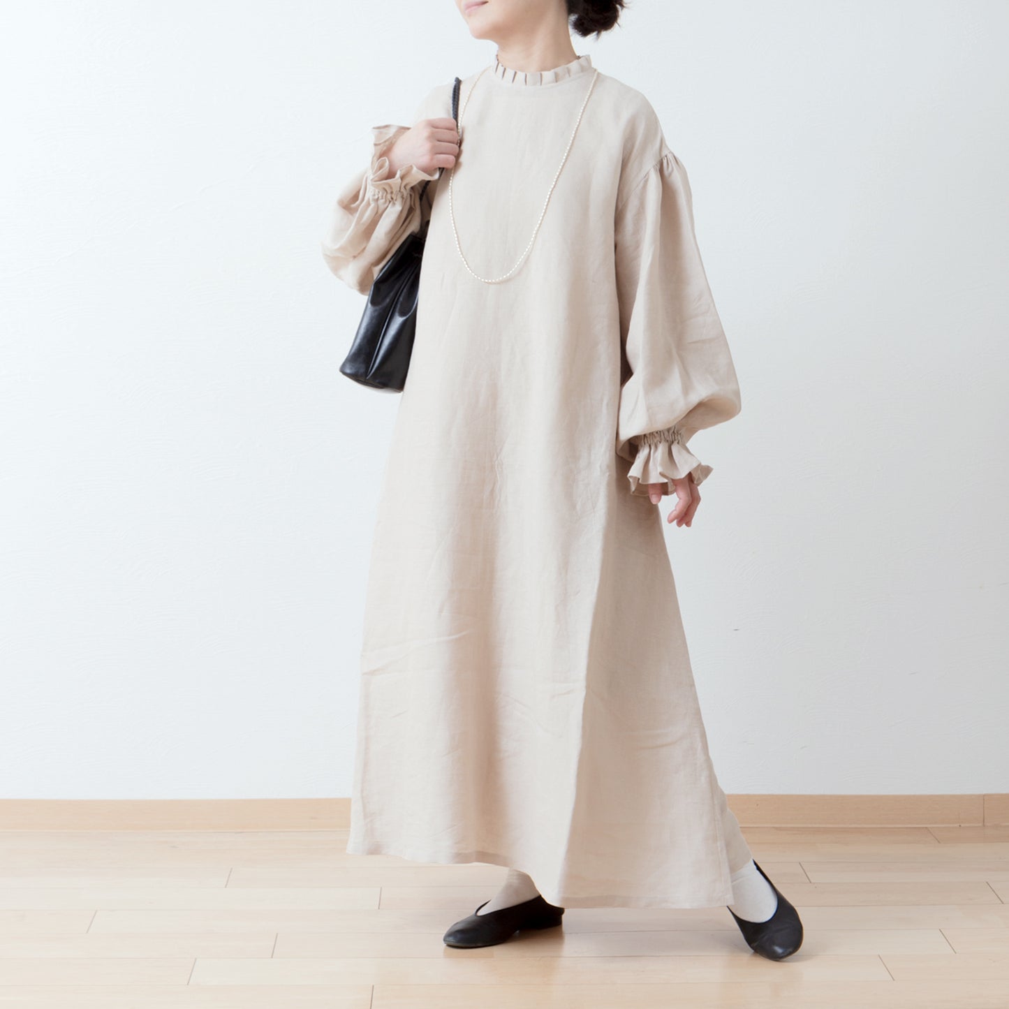 優雅的褶邊領 *NaturiLa 雜誌推薦* 後蓋紐曼扣褶袖 A 字形亞麻連身裙/米色