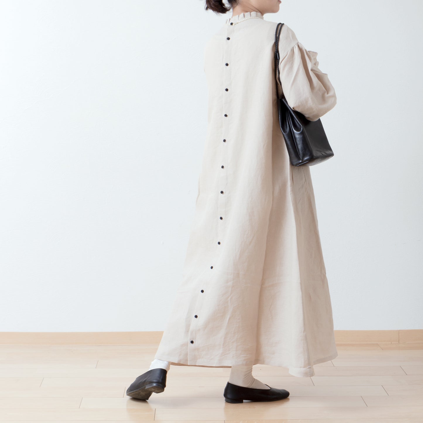 優雅的褶邊領 *NaturiLa 雜誌推薦* 後蓋紐曼扣褶袖 A 字形亞麻連身裙/米色